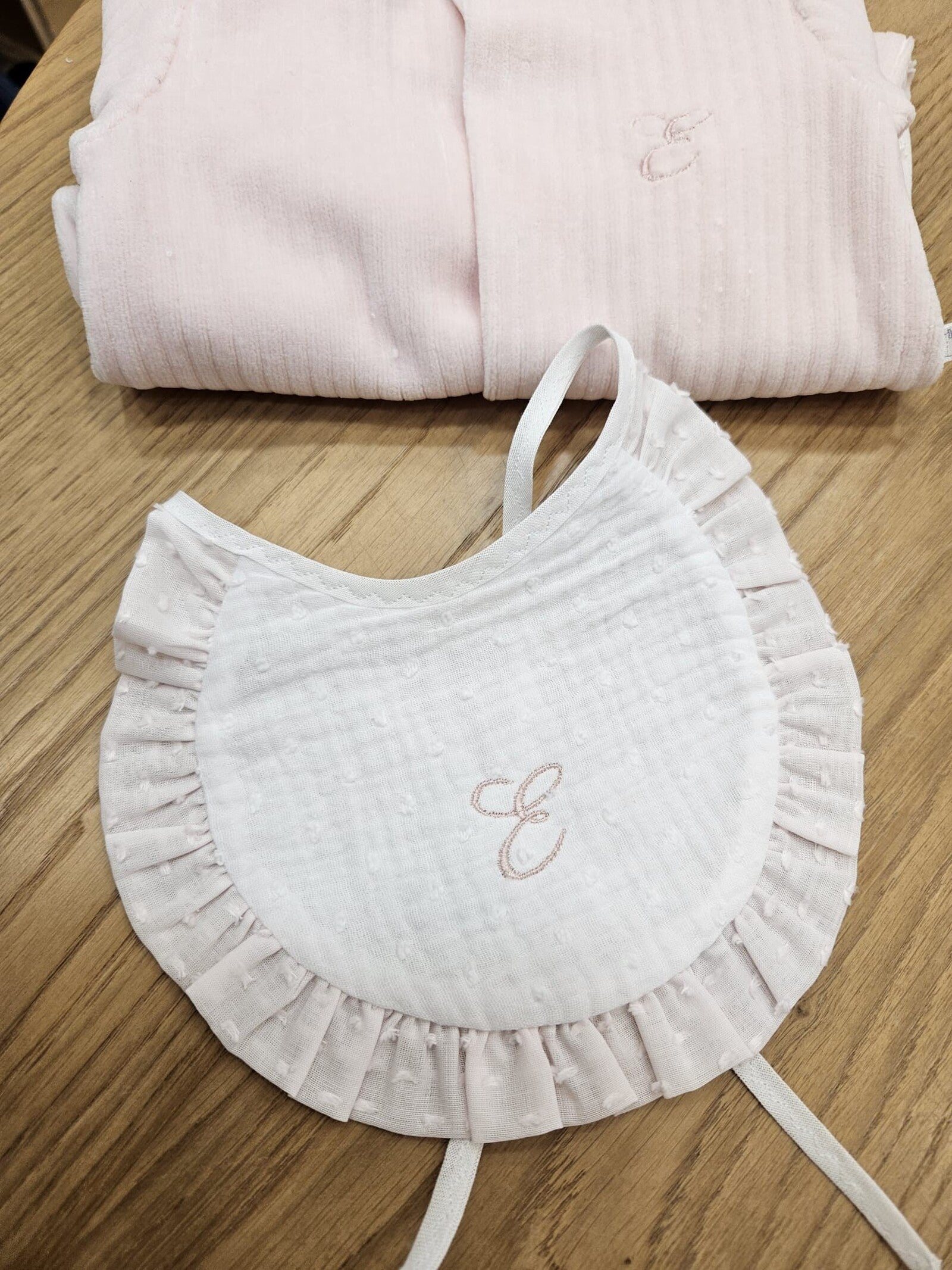 Bavaglino in mussola plumetis con rouche in plumetis