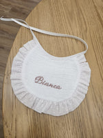 Bavaglino in mussola plumetis con rouche in plumetis