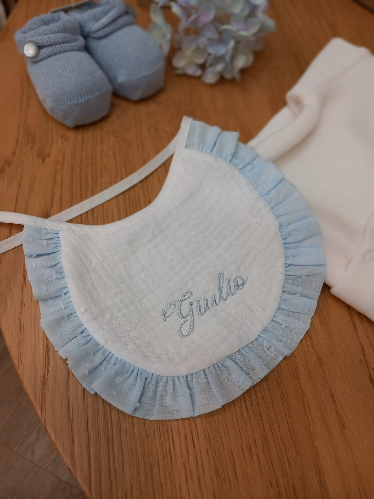 Bavaglino in mussola plumetis con rouche in plumetis