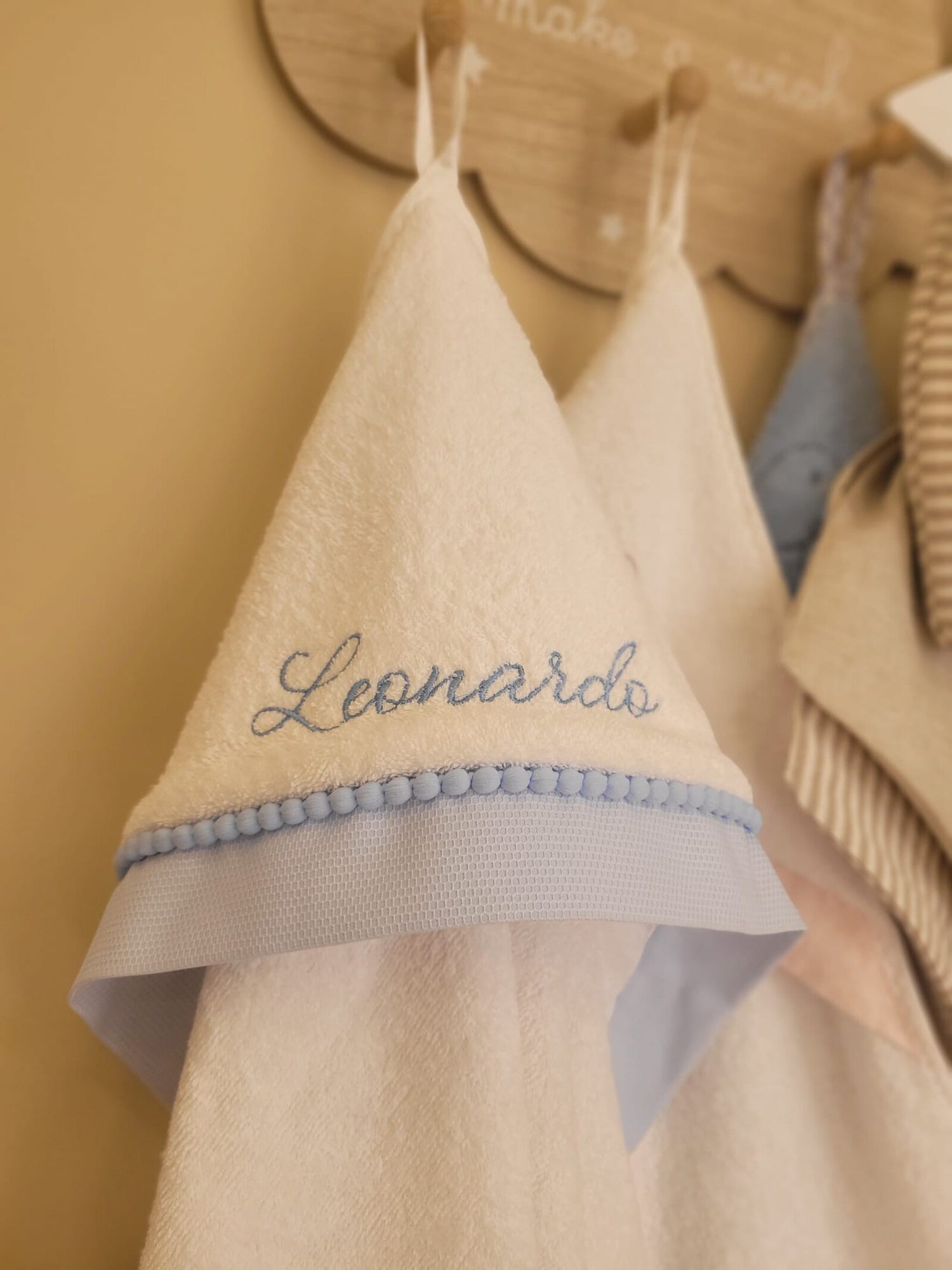 Accappatoio Baby Love in spugna di cotone e pon pon al cappuccio