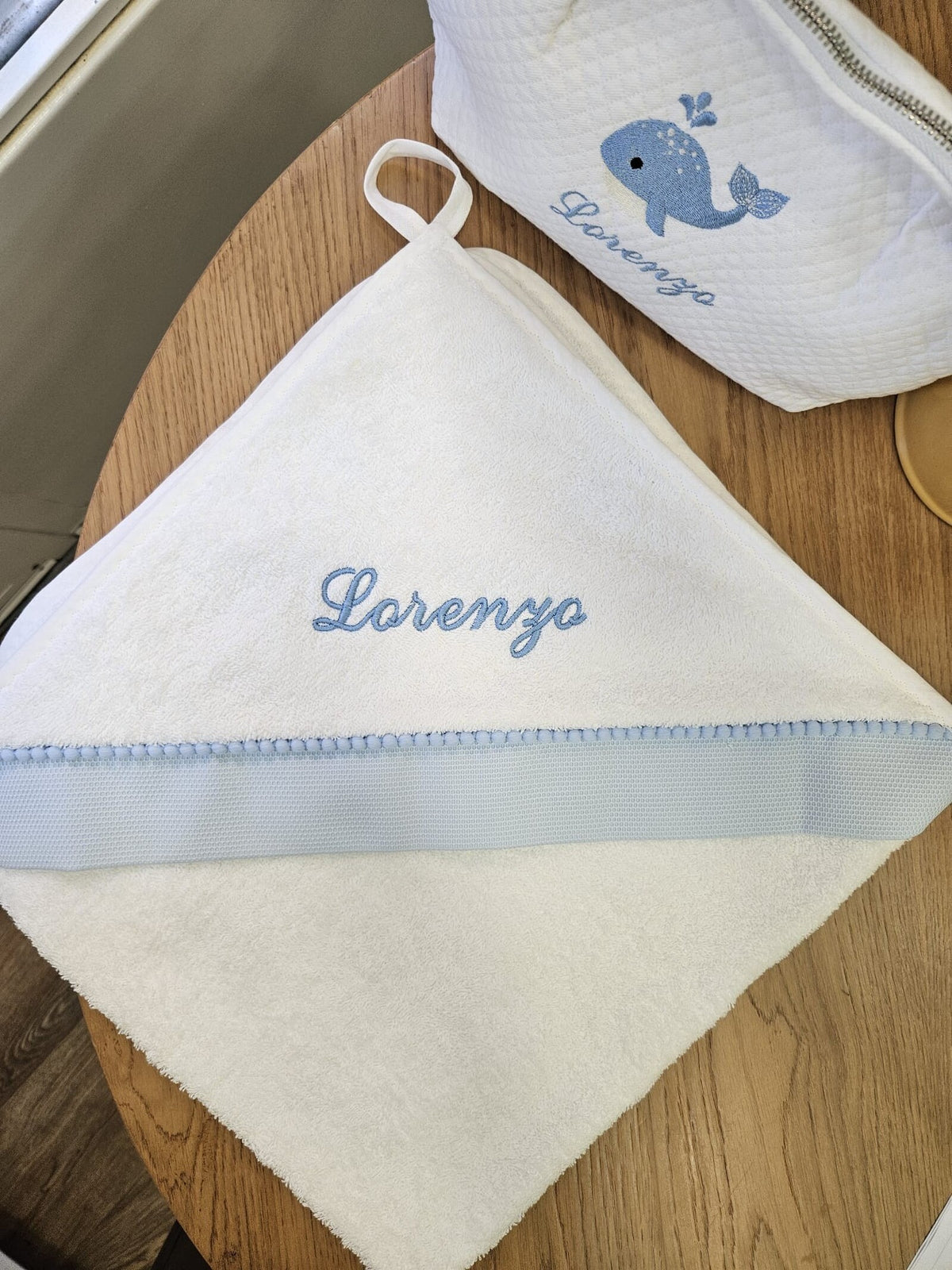 Accappatoio Baby Love in spugna di cotone e pon pon al cappuccio