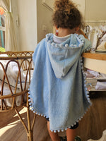 Accappatoio poncho in spugna di cotone e pon pon