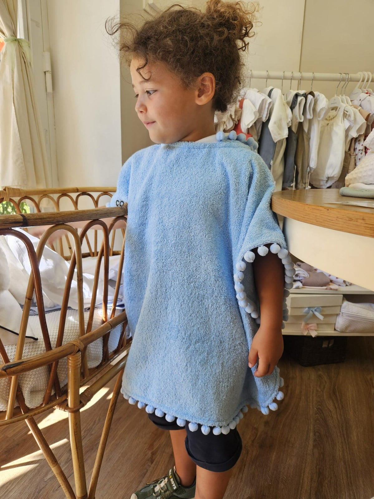 Accappatoio poncho in spugna di cotone e pon pon