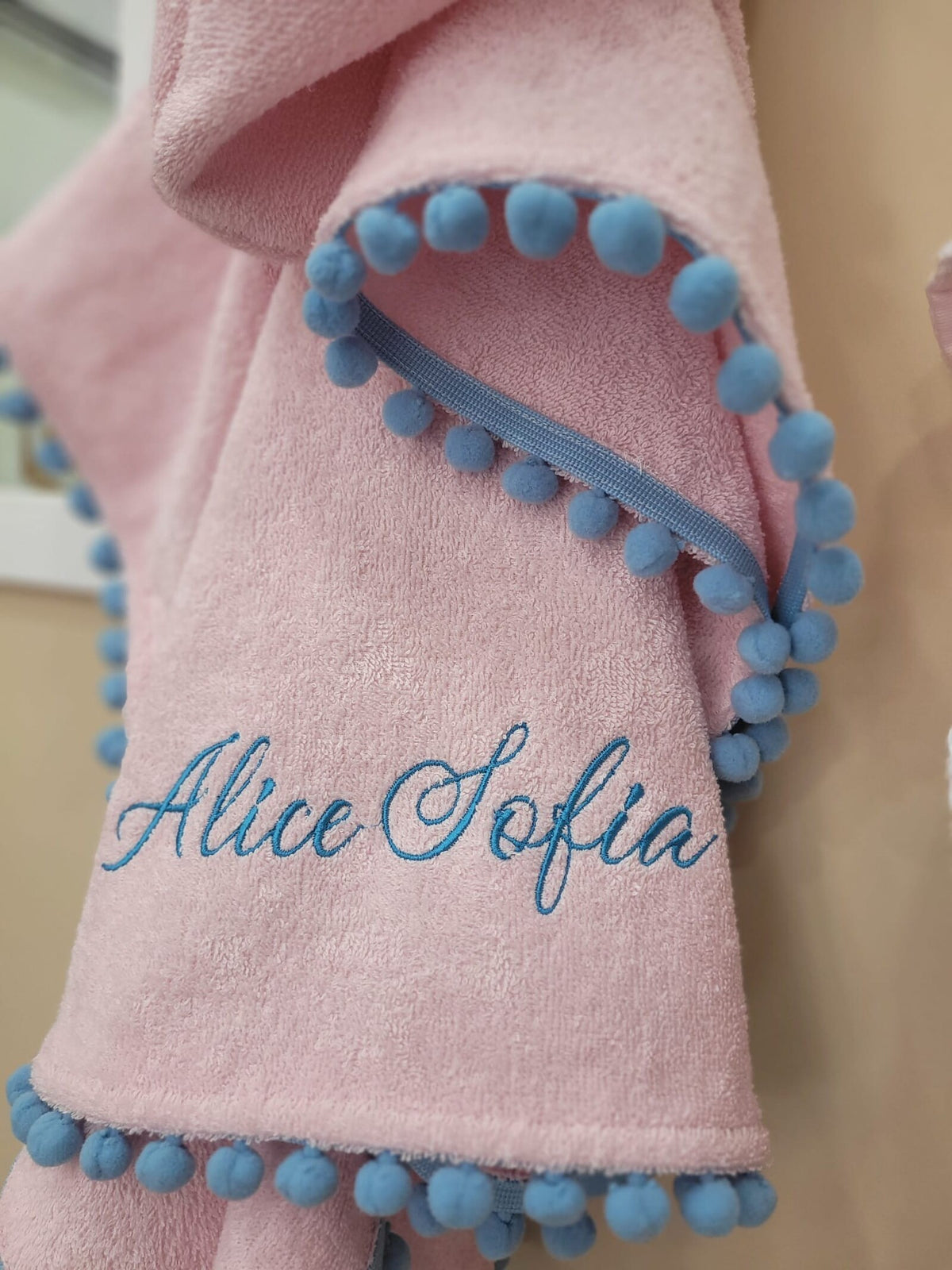 Accappatoio poncho in spugna di cotone e pon pon