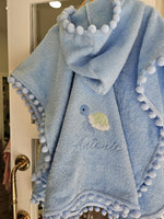 Accappatoio poncho in spugna di cotone e pon pon