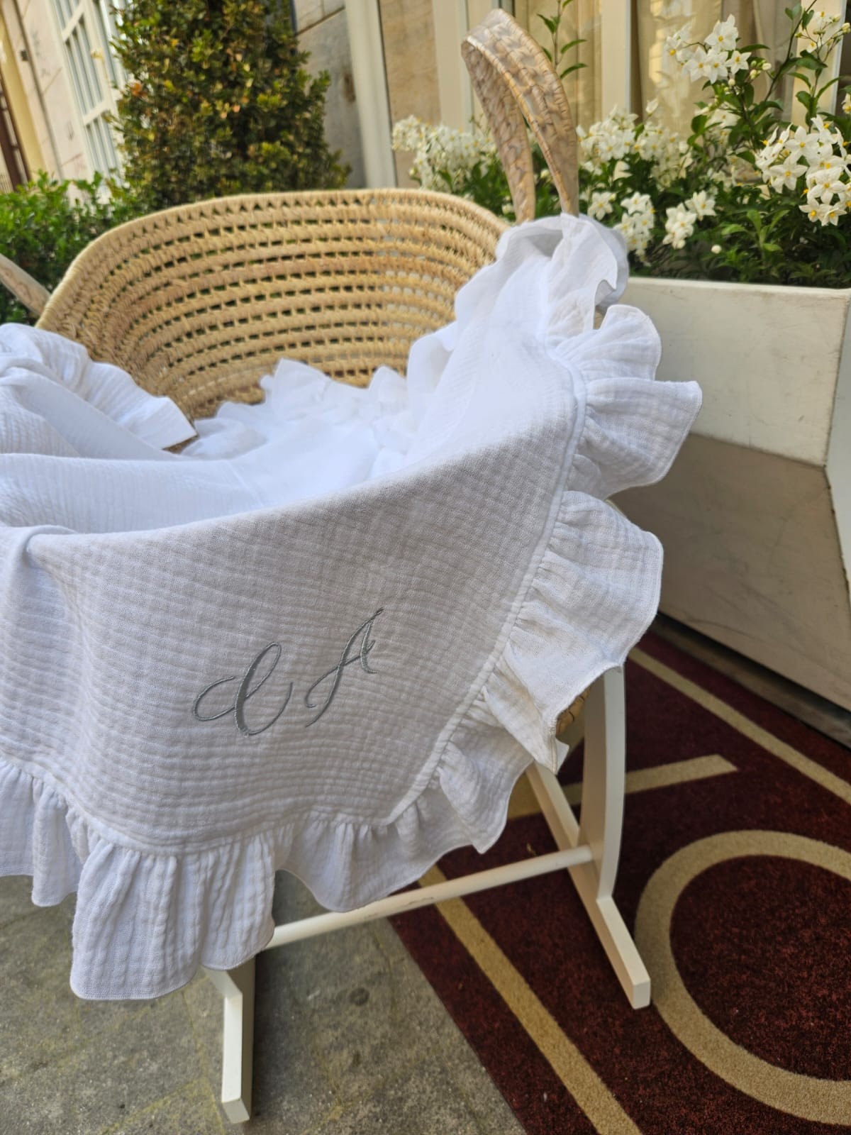 Quadrato in mussola bianca con rouche