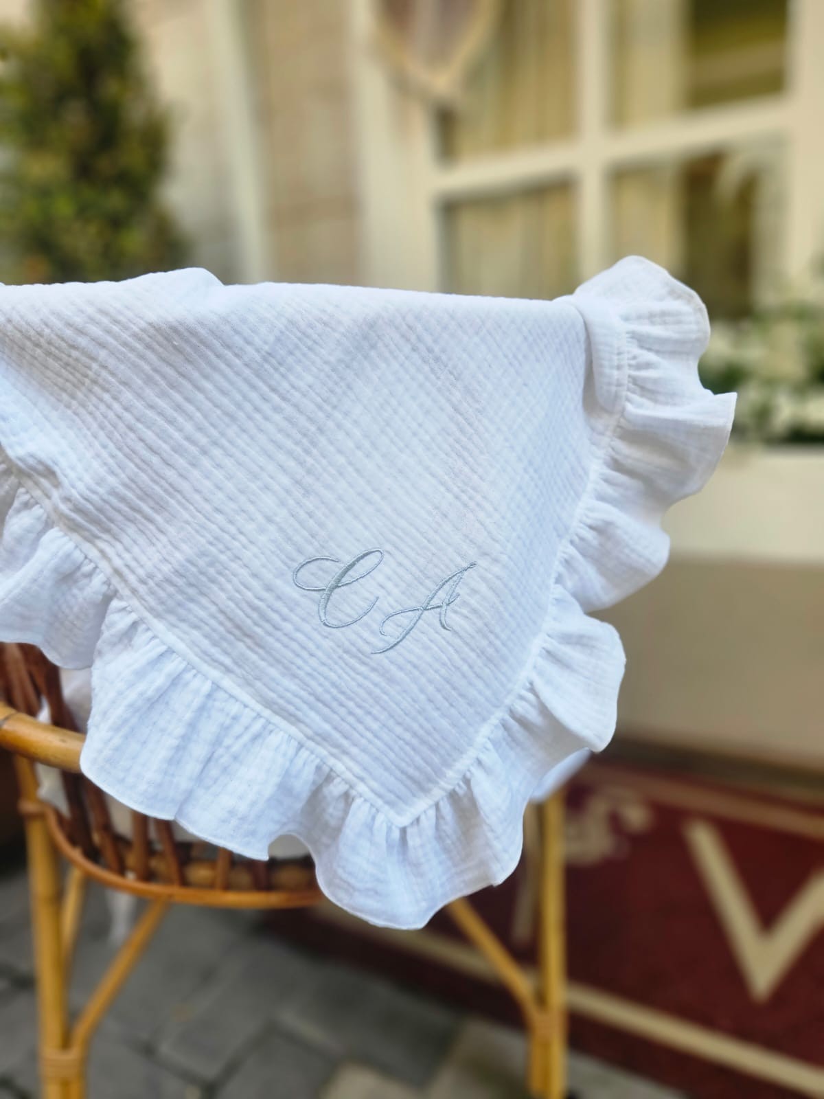 Quadrato in mussola bianca con rouche