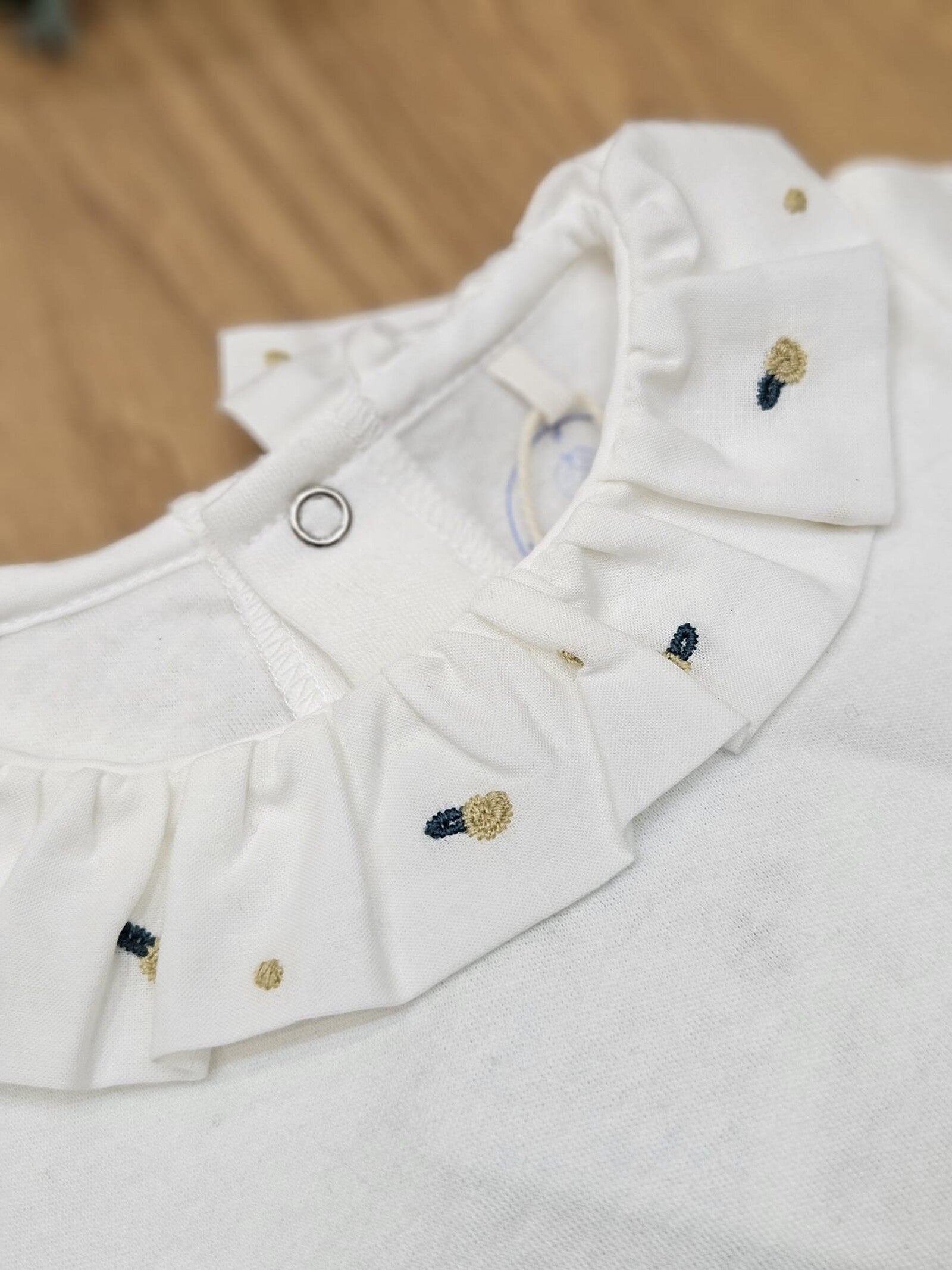 Body con colletto a volant con ricamo di fiorellini