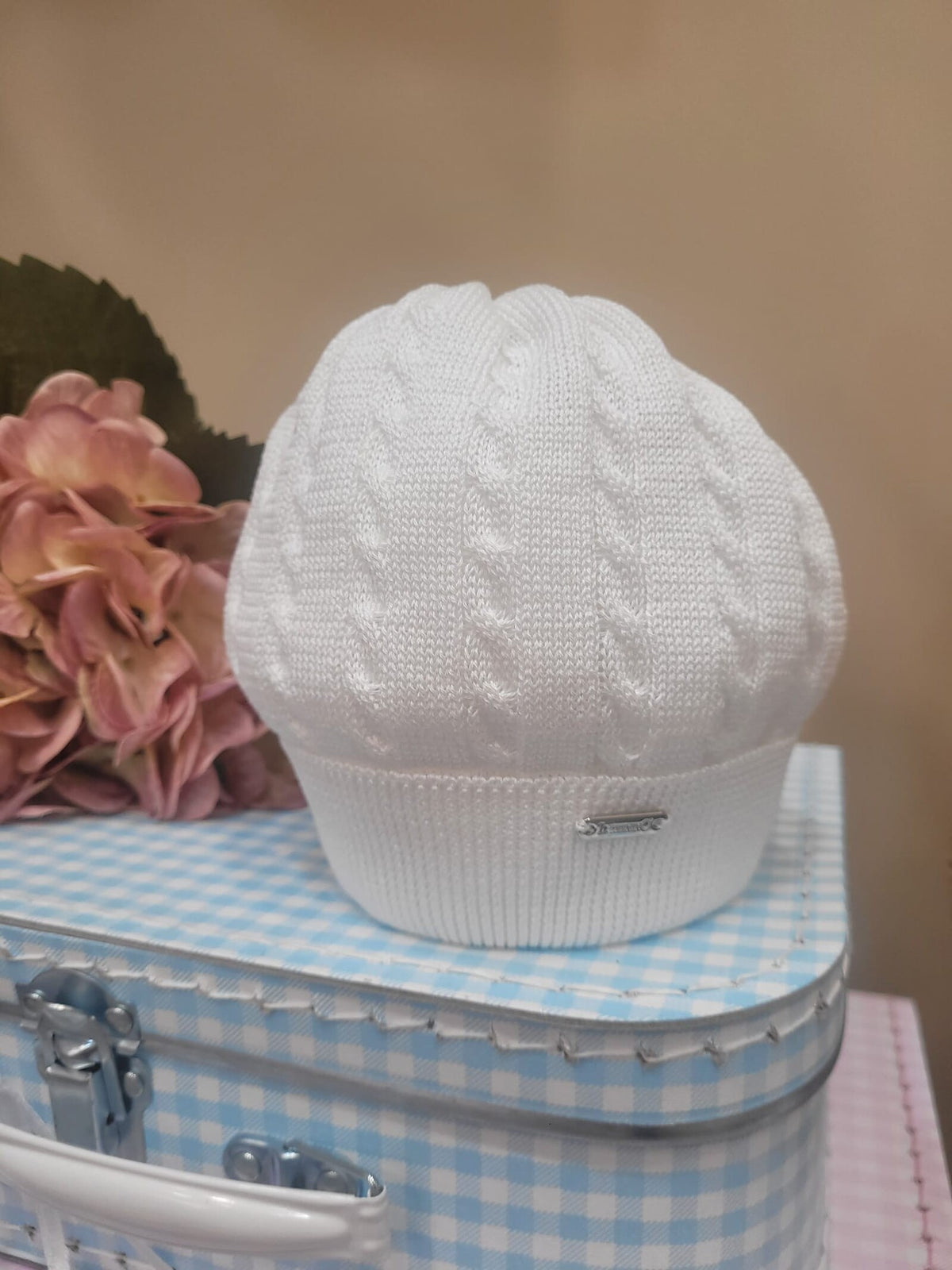 Cappellino neonato in filo con treccia - Il Trenino
