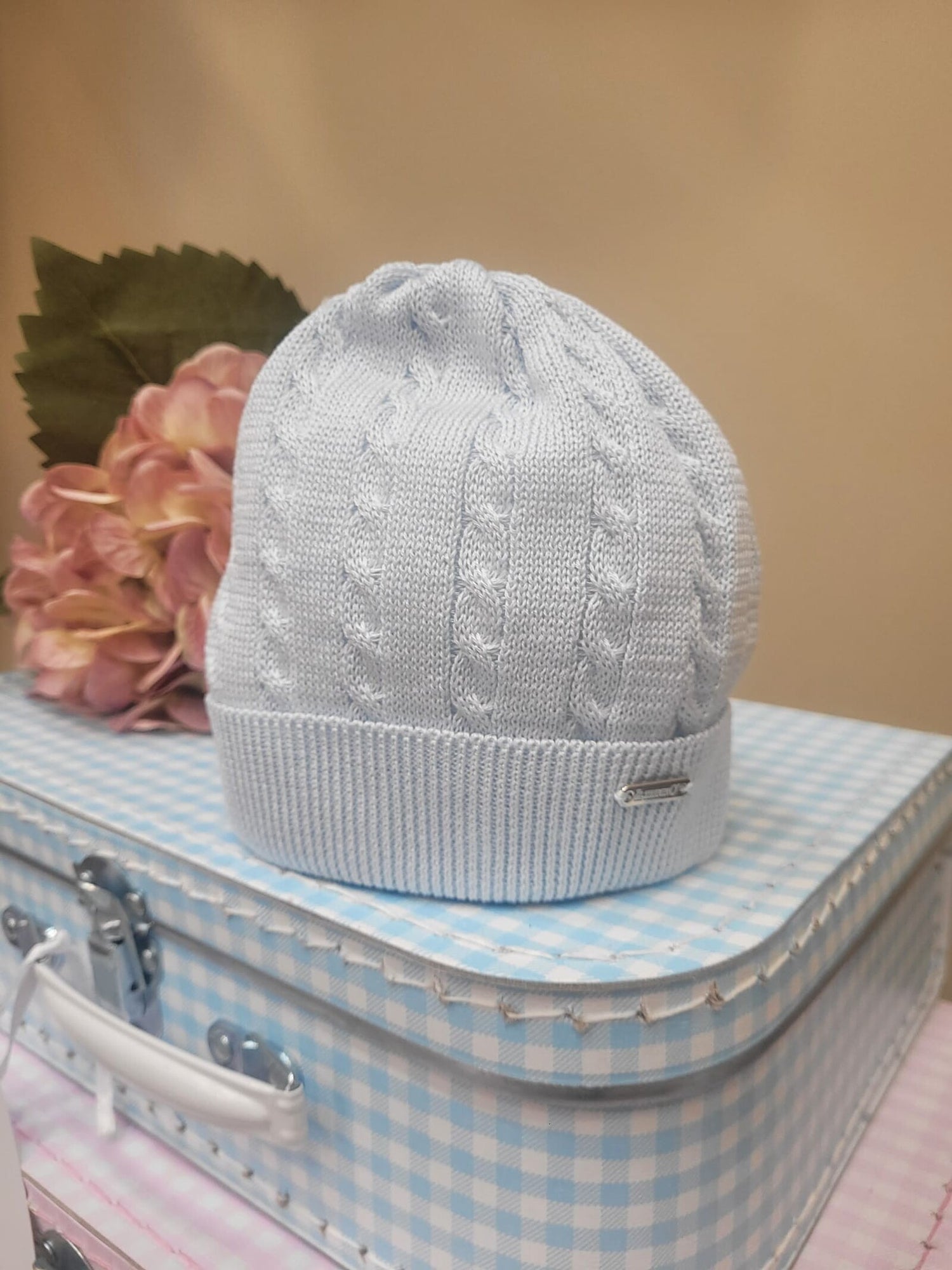 Cappellino neonato in filo con treccia - Il Trenino