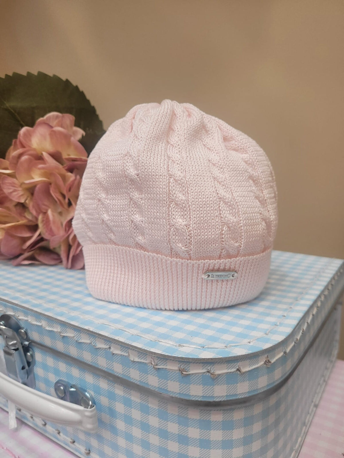 Cappellino neonato in filo con treccia - Il Trenino