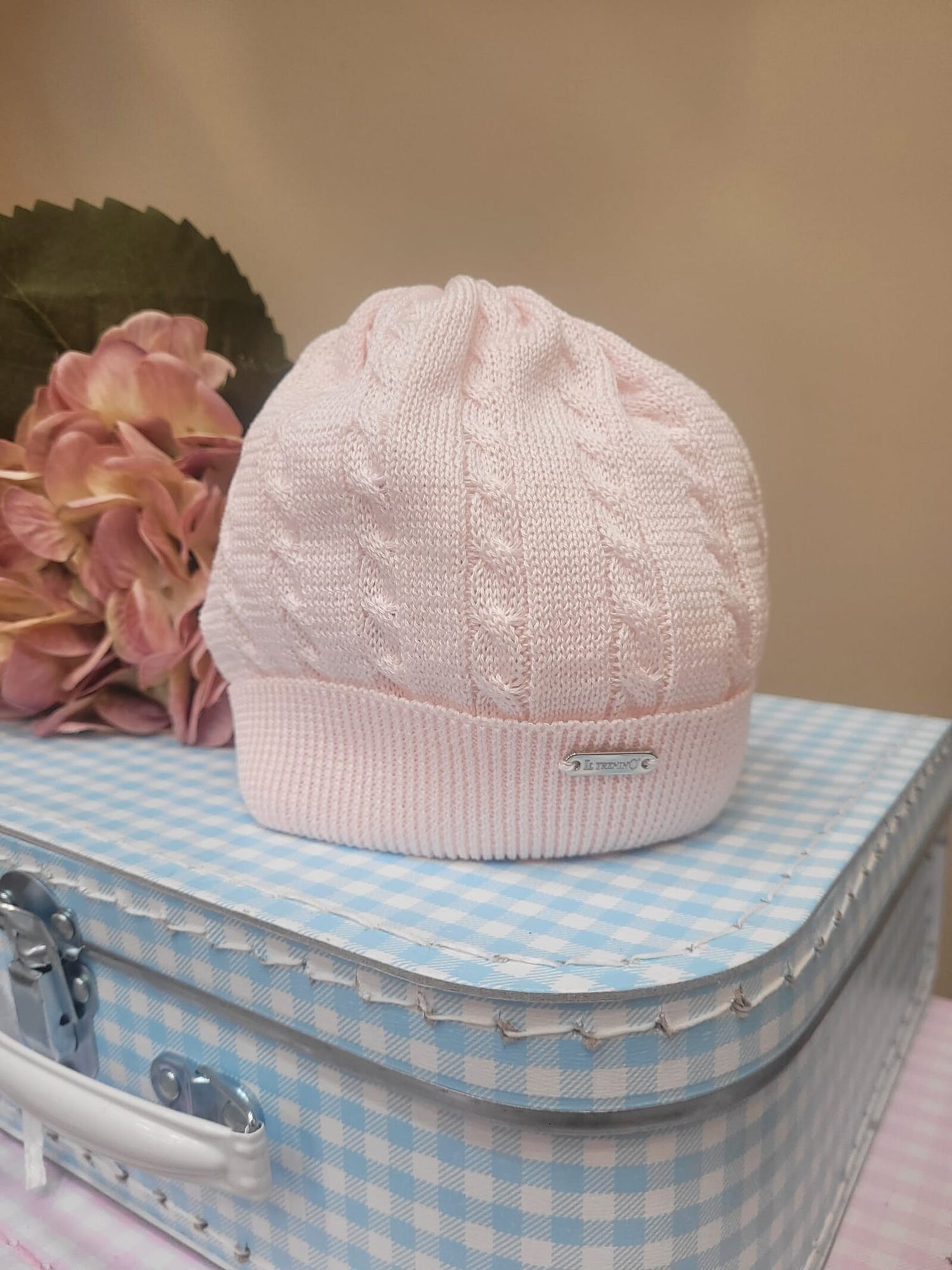 Cappellino neonato in filo con treccia - Il Trenino