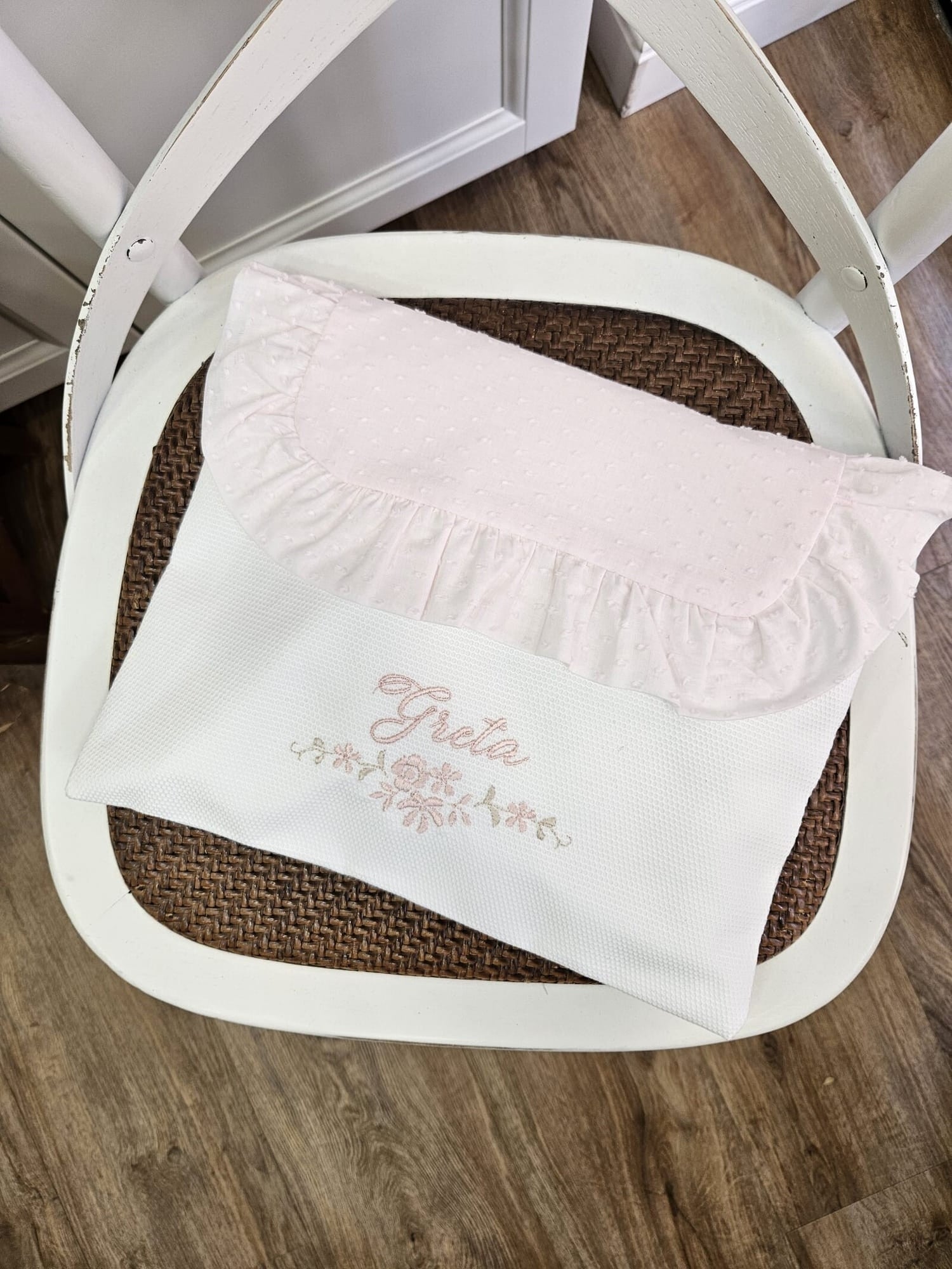 Busta nascita con pattina e rouche in plumetis