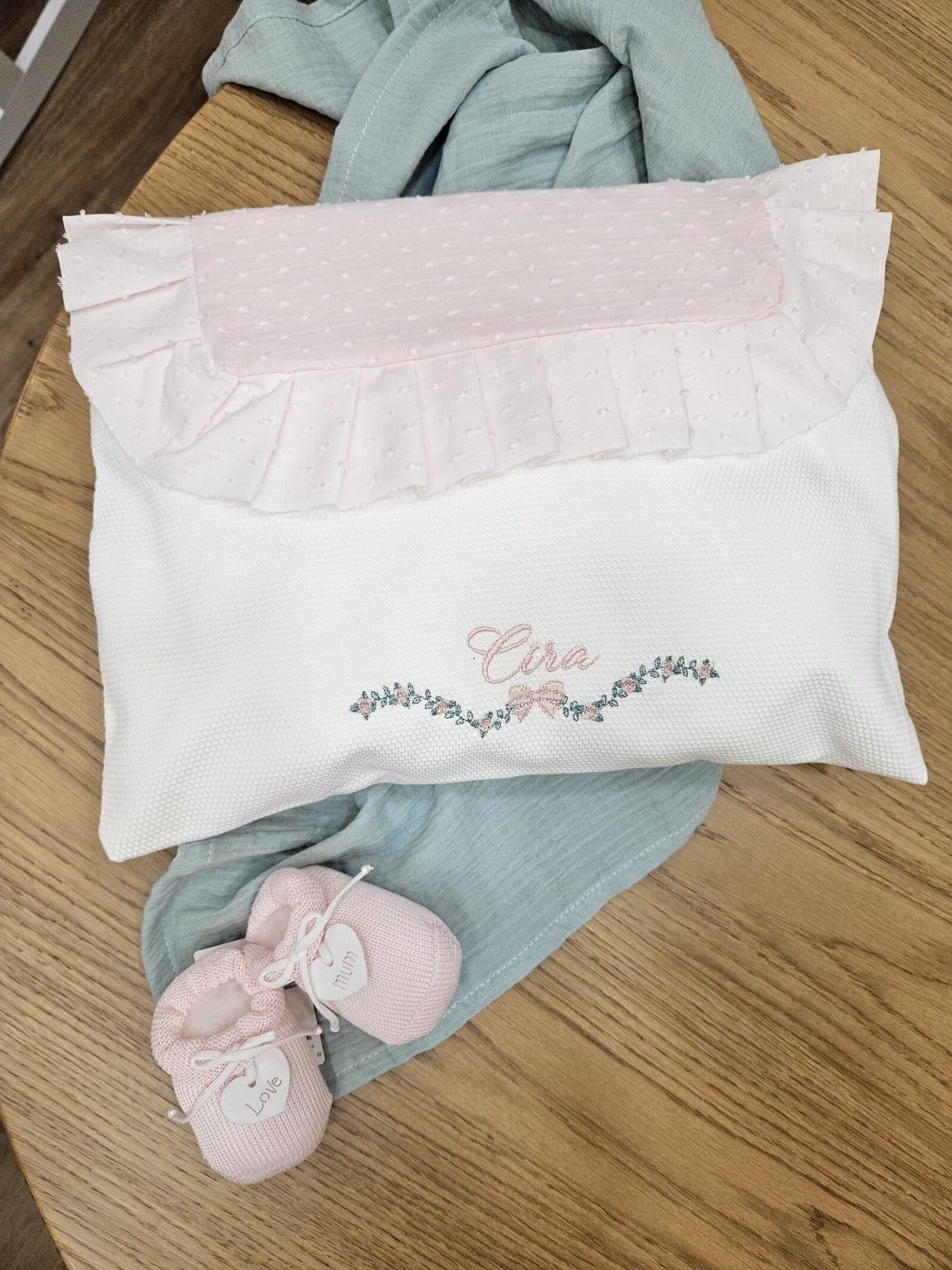 Busta nascita con pattina e rouche in plumetis