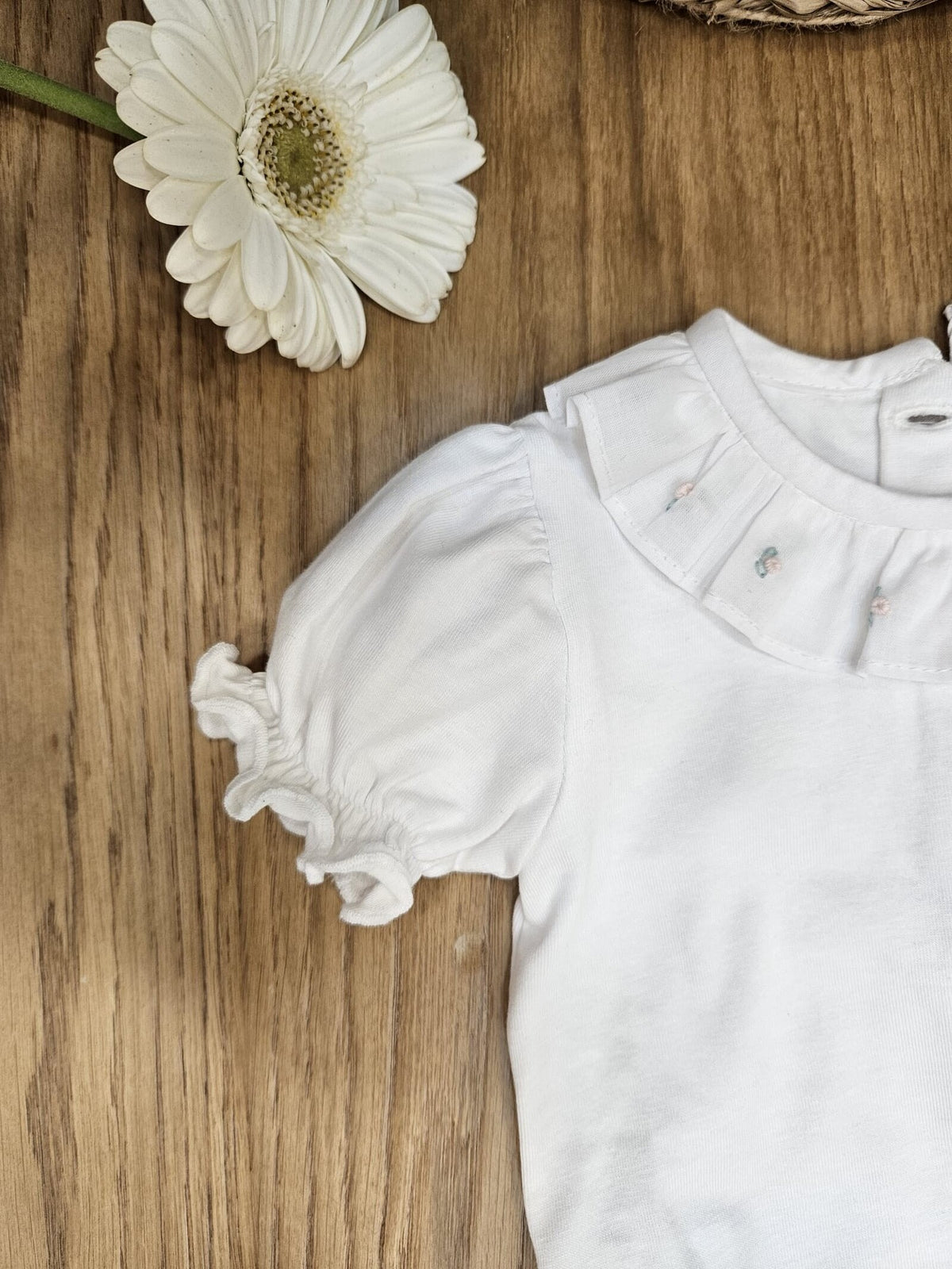 Body mezza manica con colletto a rouche con ricamo di boccioli