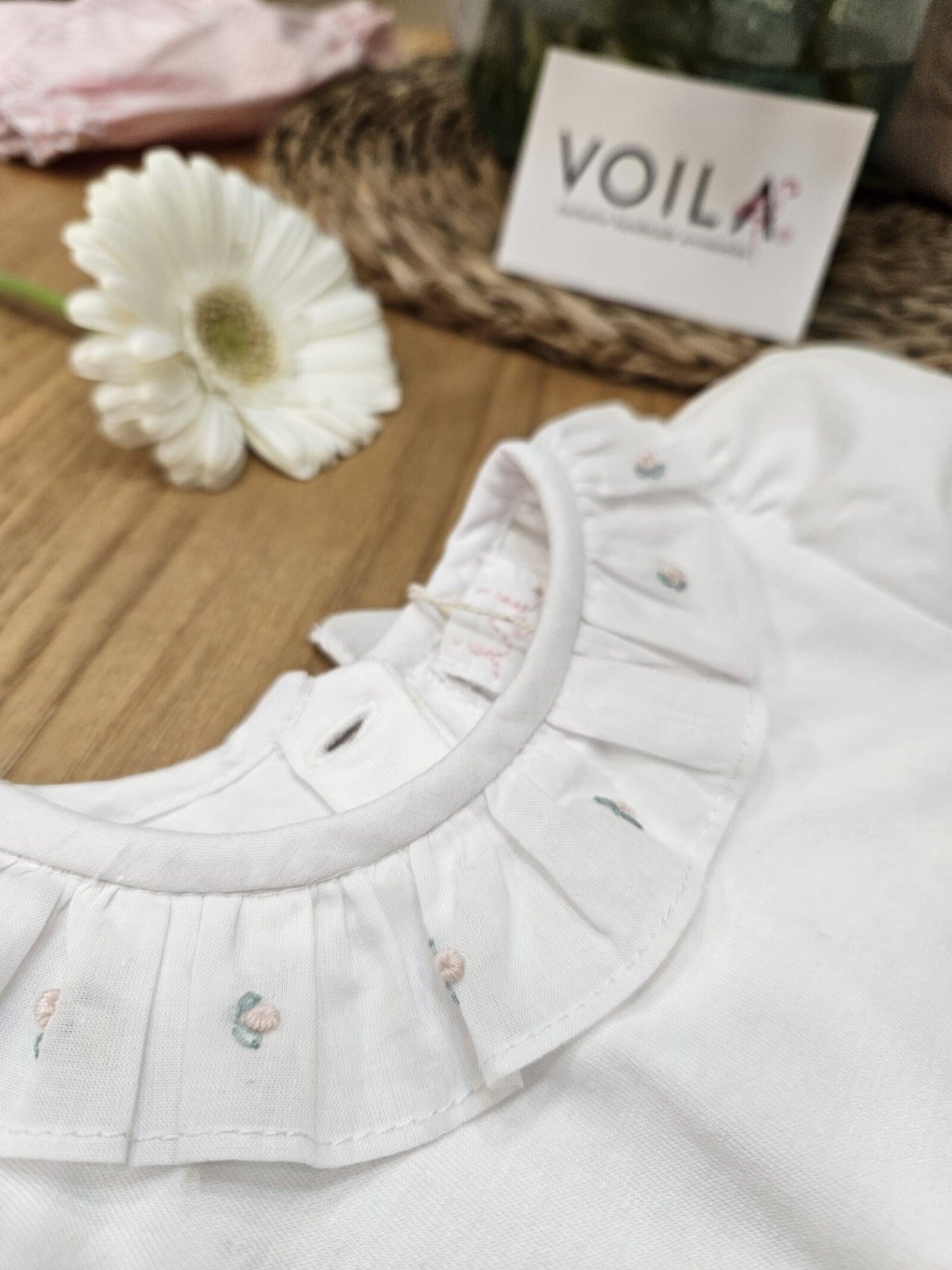 Body mezza manica con colletto a rouche con ricamo di boccioli