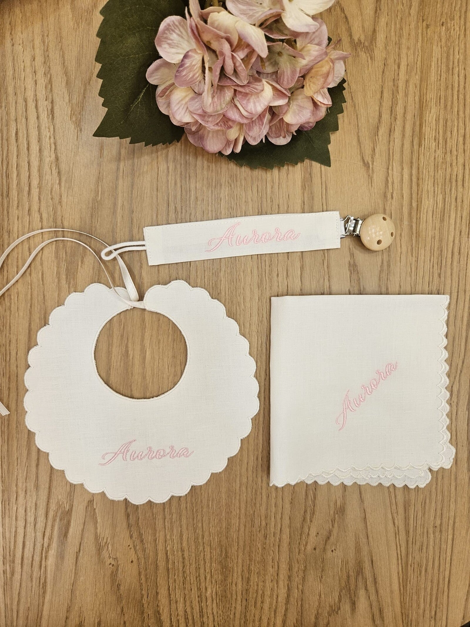 Bavaglino e fazzoletto battesimale con smerlo e portaciuccio