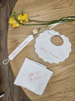 Bavaglino e fazzoletto battesimale con smerlo e portaciuccio