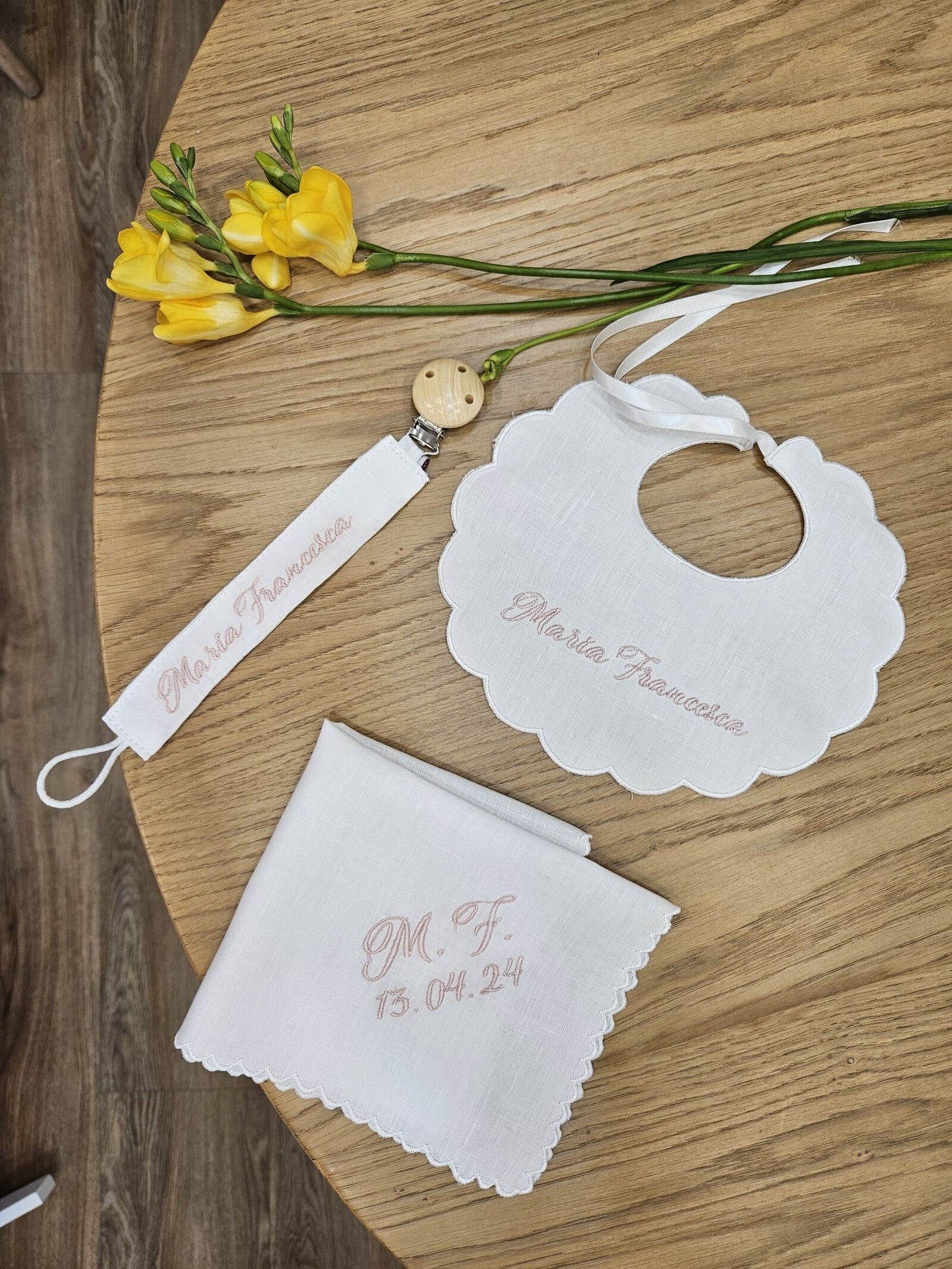 Bavaglino e fazzoletto battesimale con smerlo e portaciuccio