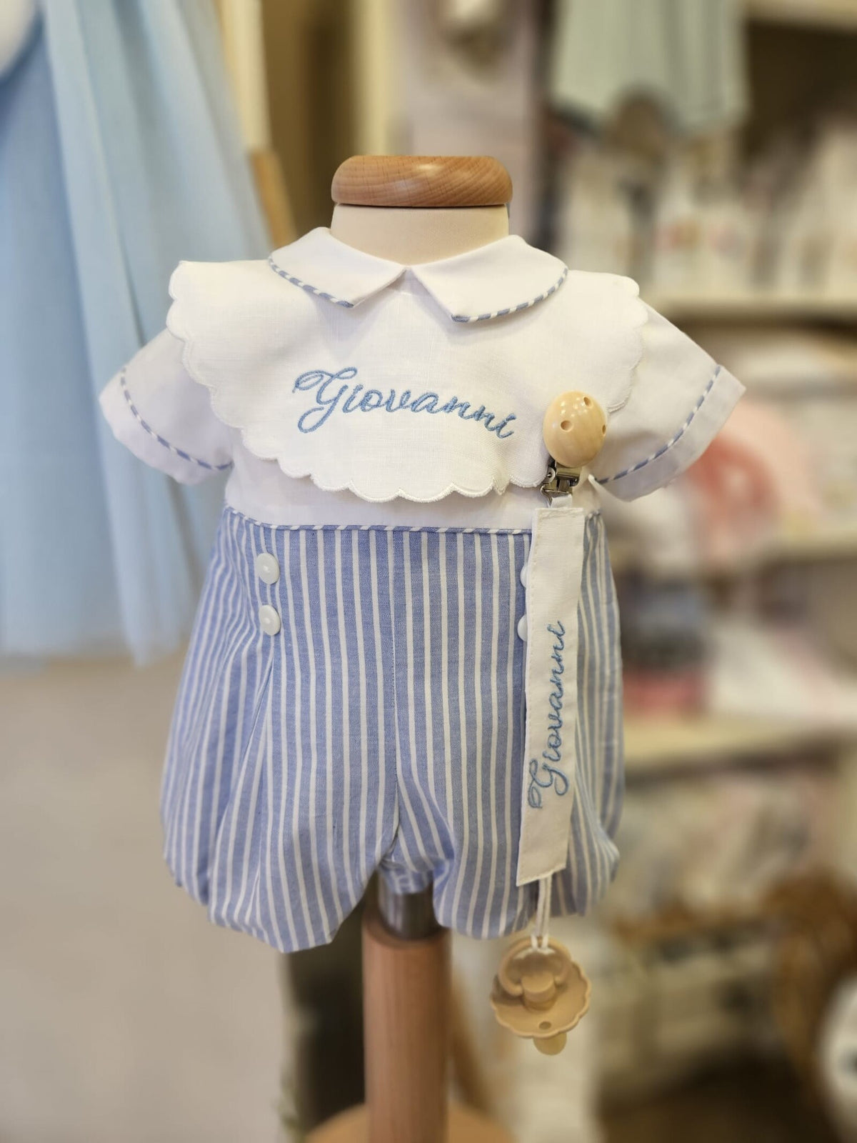 Bavaglino e fazzoletto battesimale con smerlo e portaciuccio