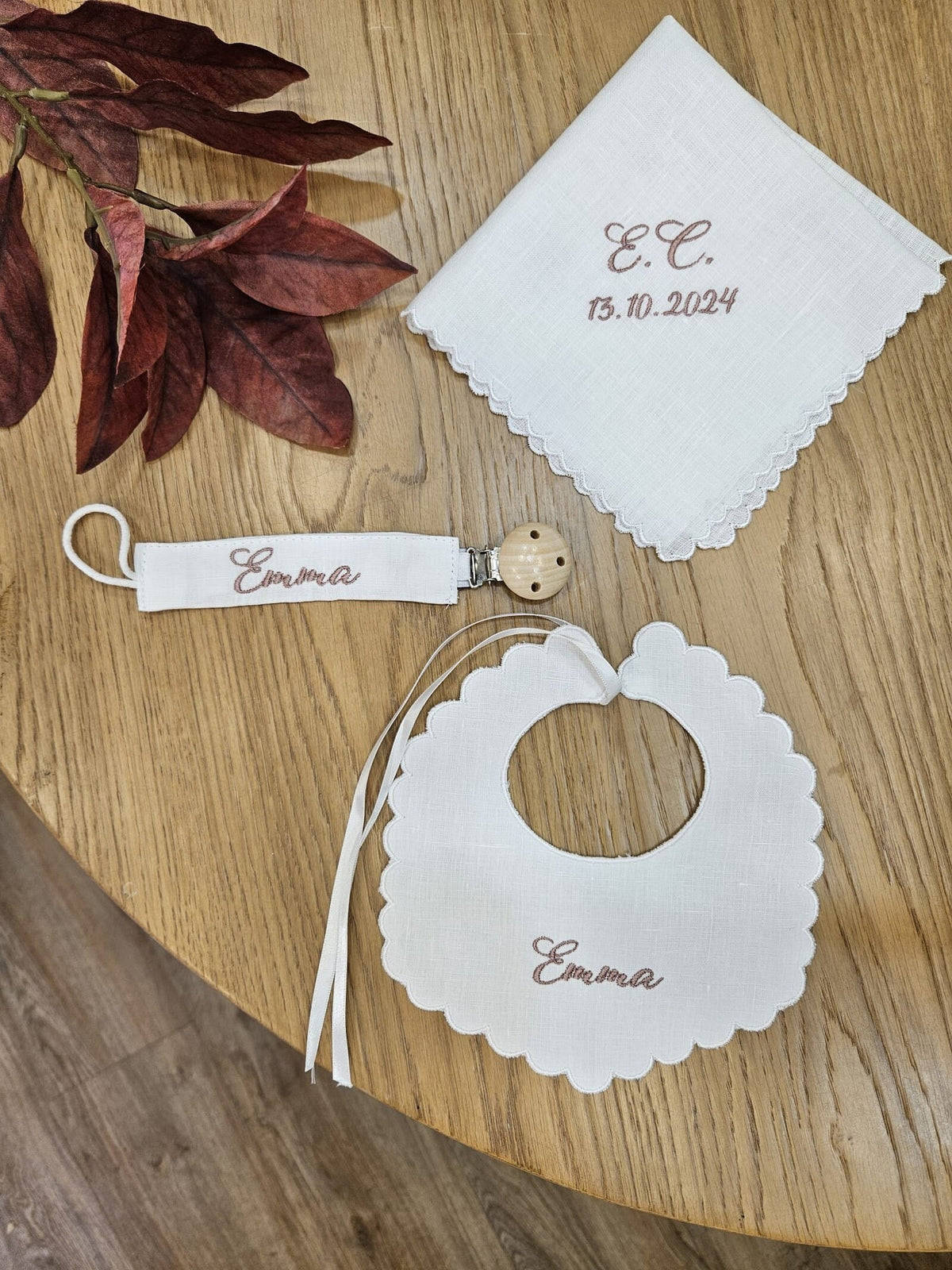 Bavaglino e fazzoletto battesimale con smerlo e portaciuccio