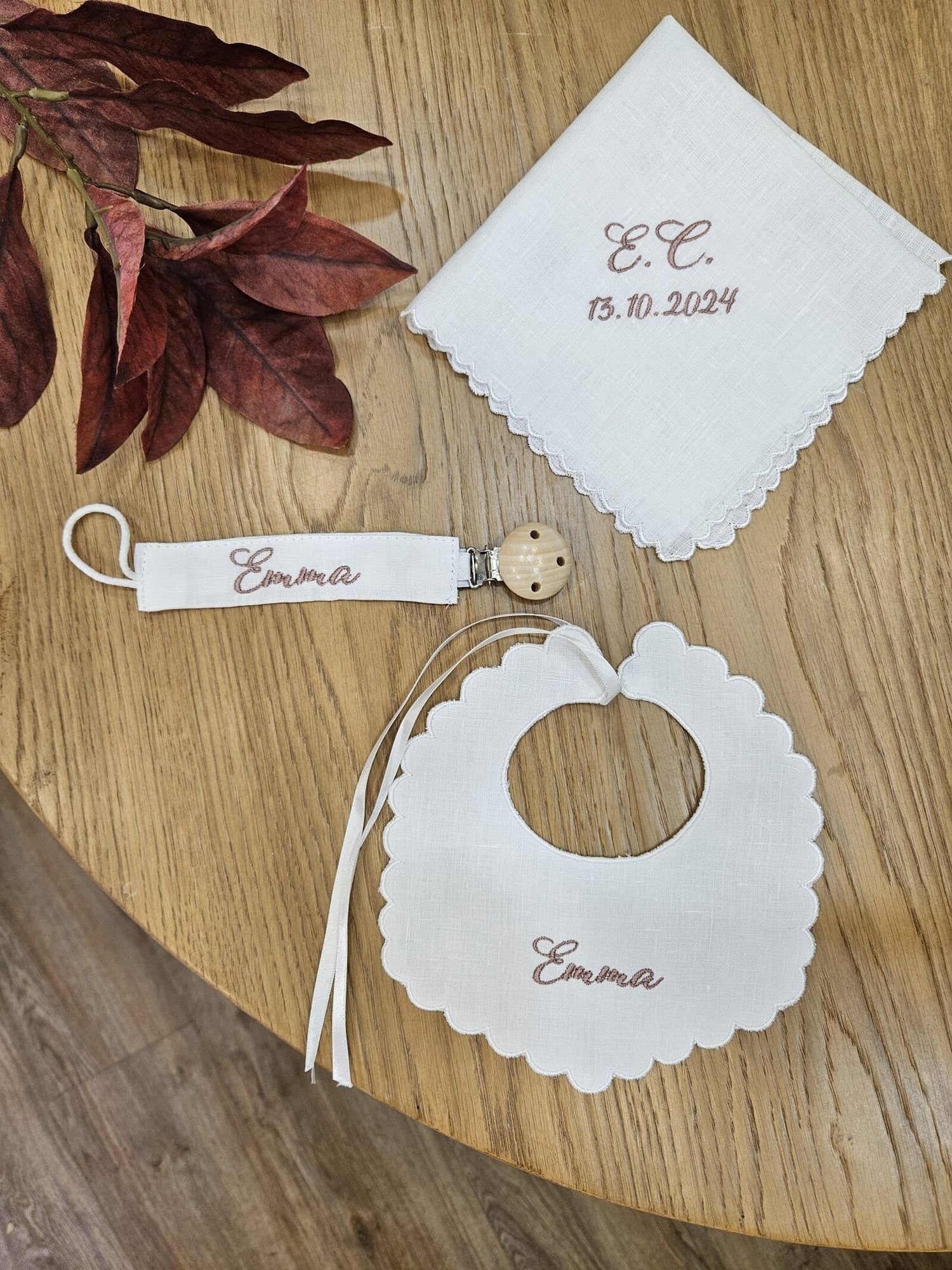 Bavaglino e fazzoletto battesimale con smerlo e portaciuccio