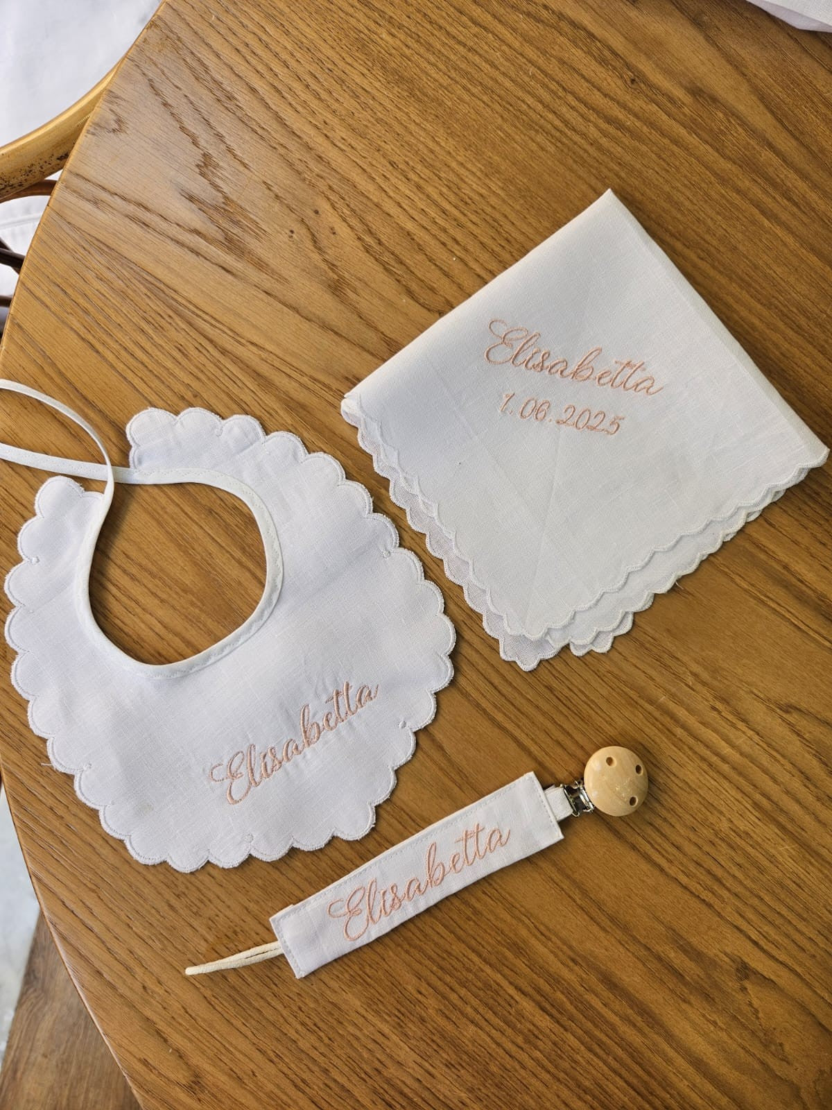 Bavaglino e fazzoletto battesimale con smerlo e portaciuccio