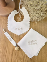 Bavaglino e fazzoletto battesimale con smerlo e portaciuccio