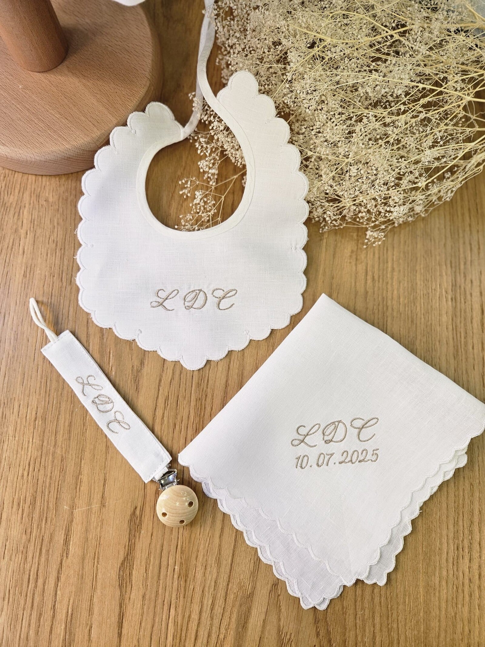 Bavaglino e fazzoletto battesimale con smerlo e portaciuccio