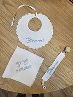 Bavaglino e fazzoletto battesimale con smerlo e portaciuccio