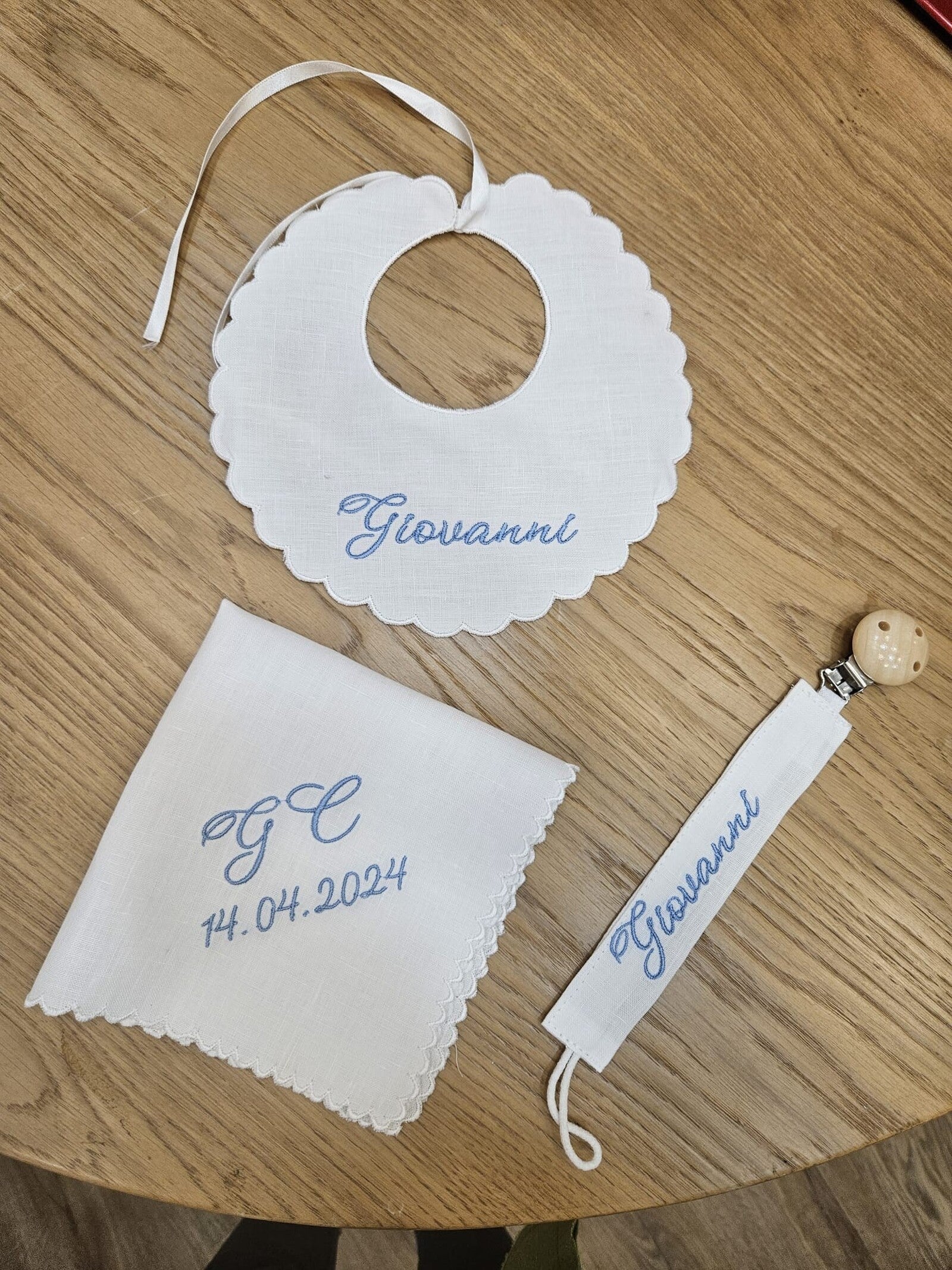 Bavaglino e fazzoletto battesimale con smerlo e portaciuccio