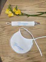 Bavaglino e fazzoletto battesimale con merlettino e portaciuccio