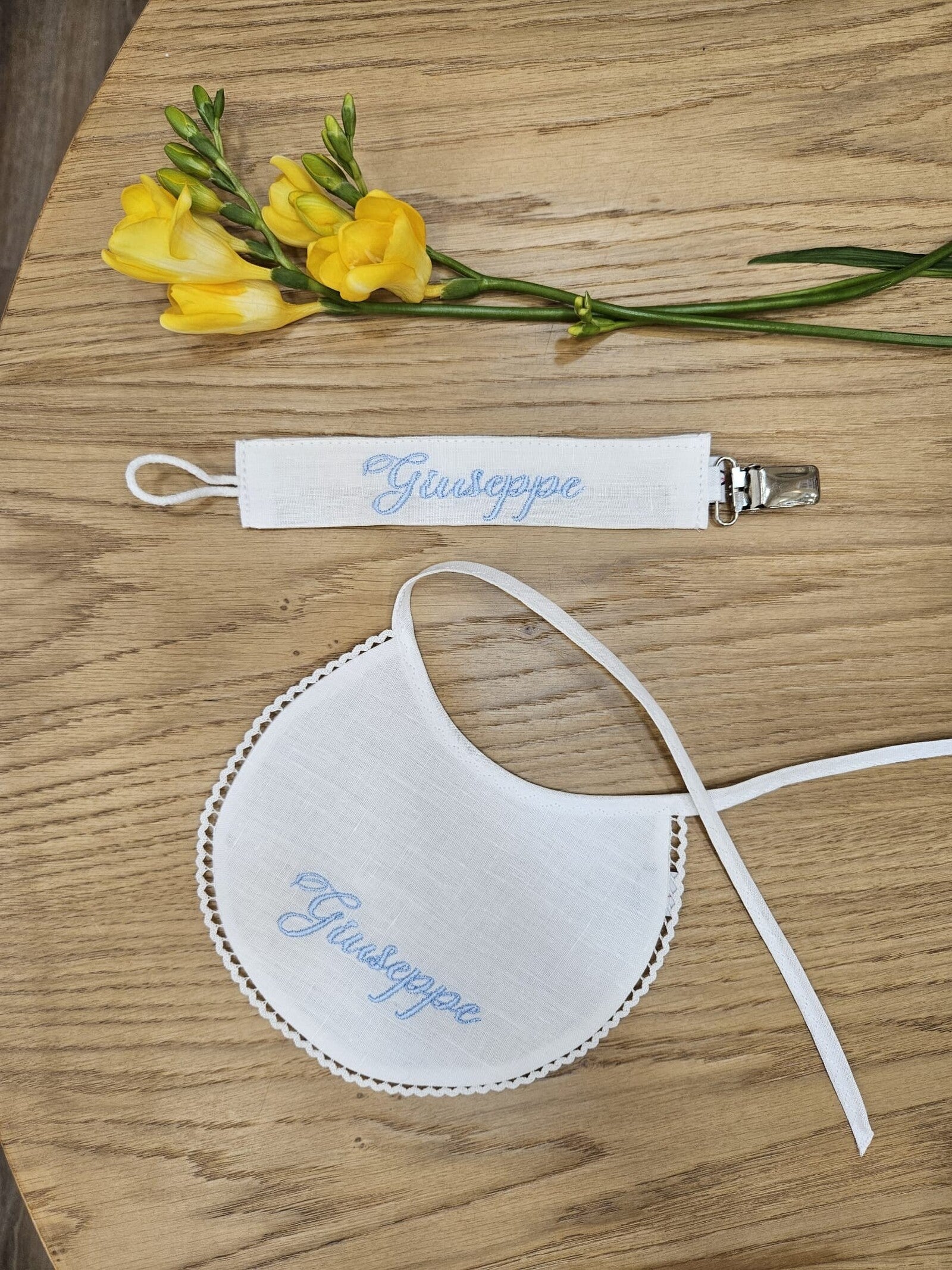 Bavaglino e fazzoletto battesimale con merlettino e portaciuccio