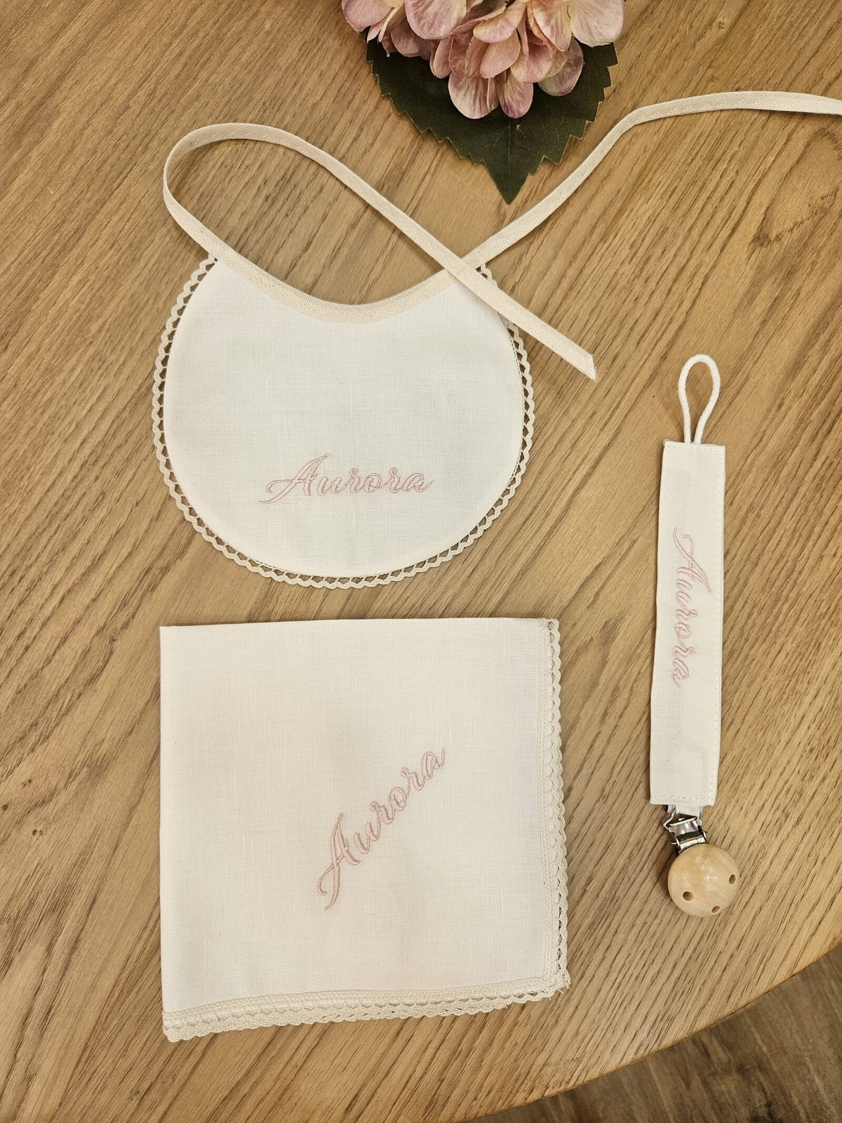 Bavaglino e fazzoletto battesimale con merlettino e portaciuccio