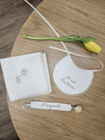 Bavaglino e fazzoletto battesimale con merlettino e portaciuccio