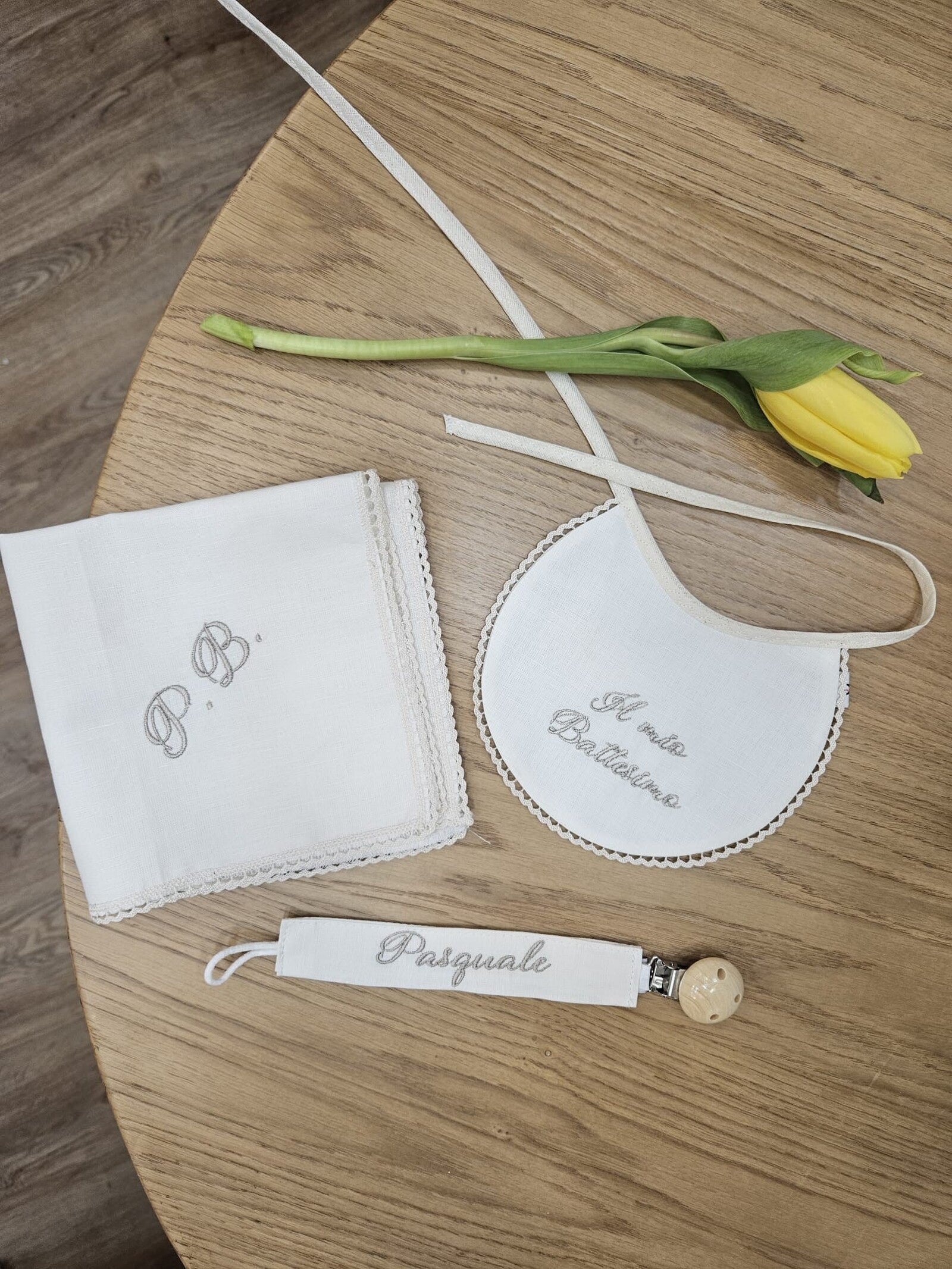 Bavaglino e fazzoletto battesimale con merlettino e portaciuccio