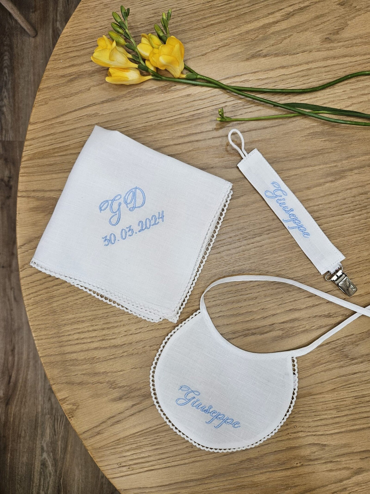 Bavaglino e fazzoletto battesimale con merlettino e portaciuccio