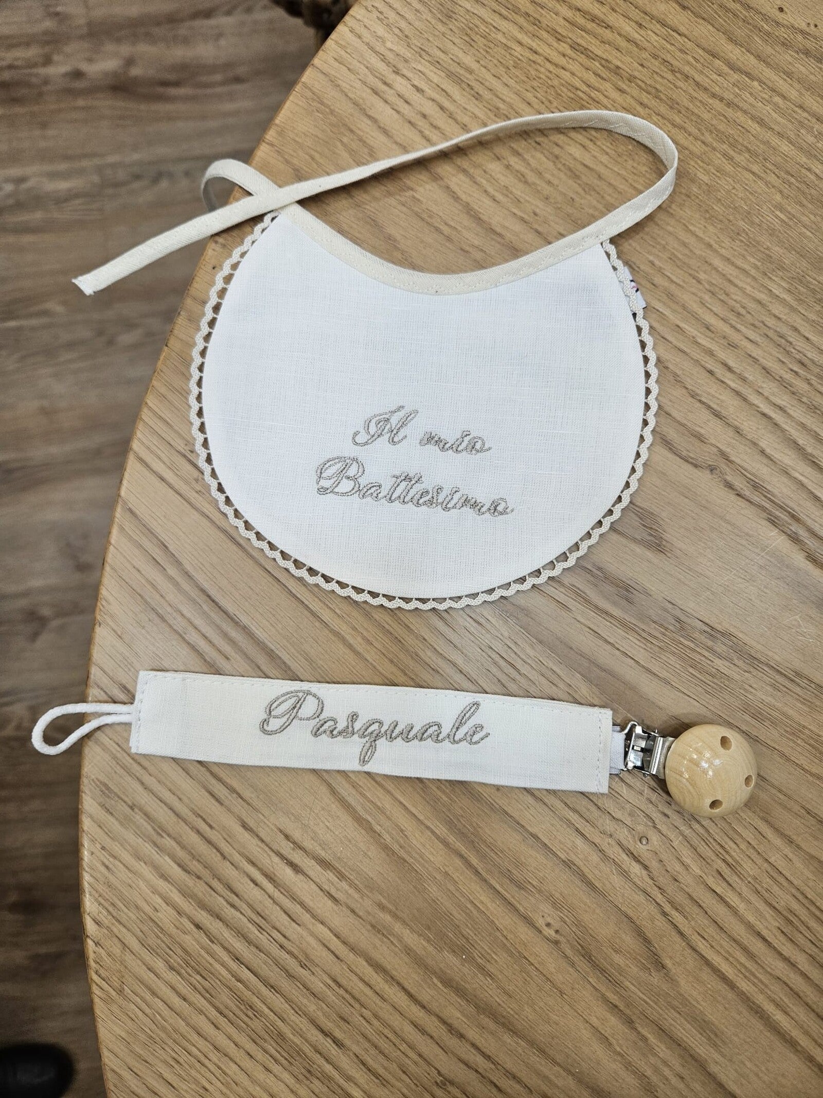 Bavaglino e fazzoletto battesimale con merlettino e portaciuccio