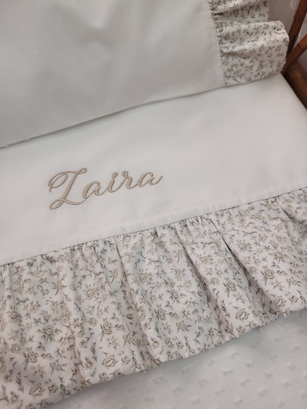 Lenzuolino con rouche a fiorellini