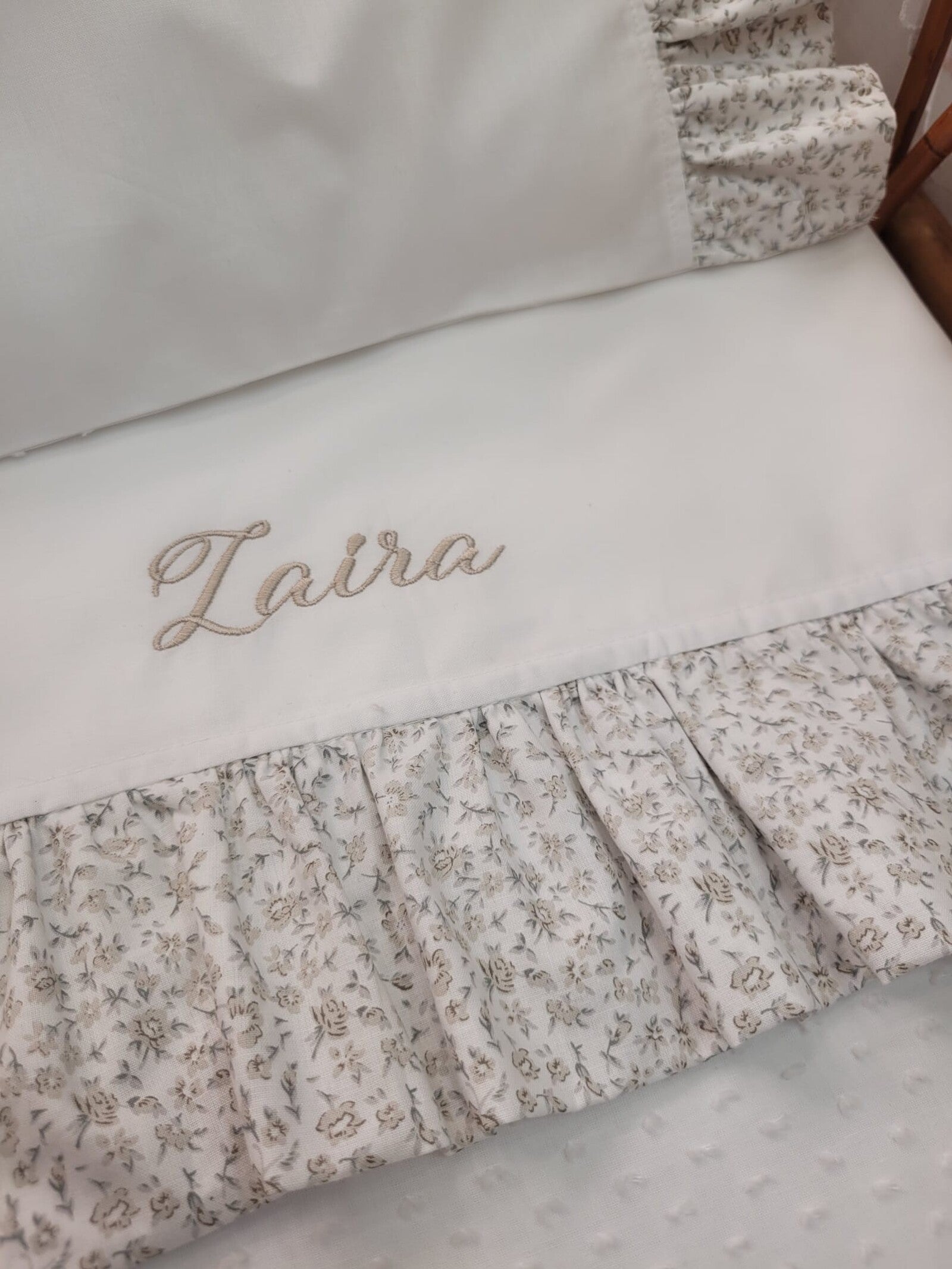 Lenzuolino con rouche a fiorellini