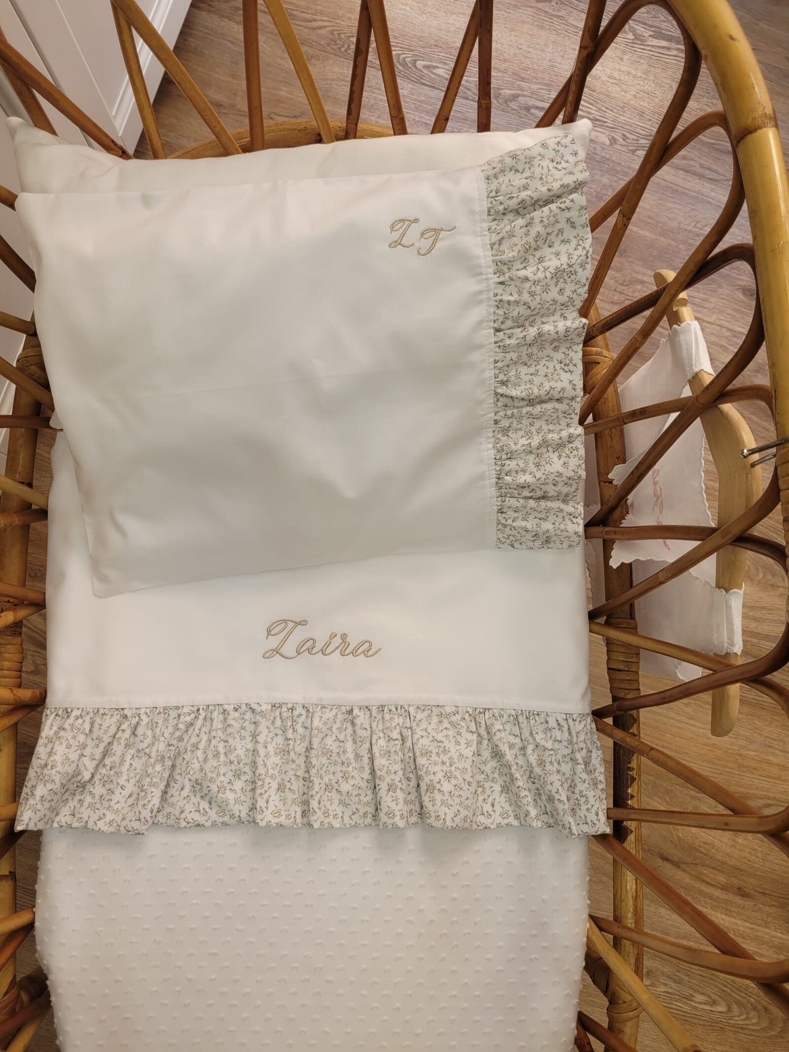 Lenzuolino con rouche a fiorellini