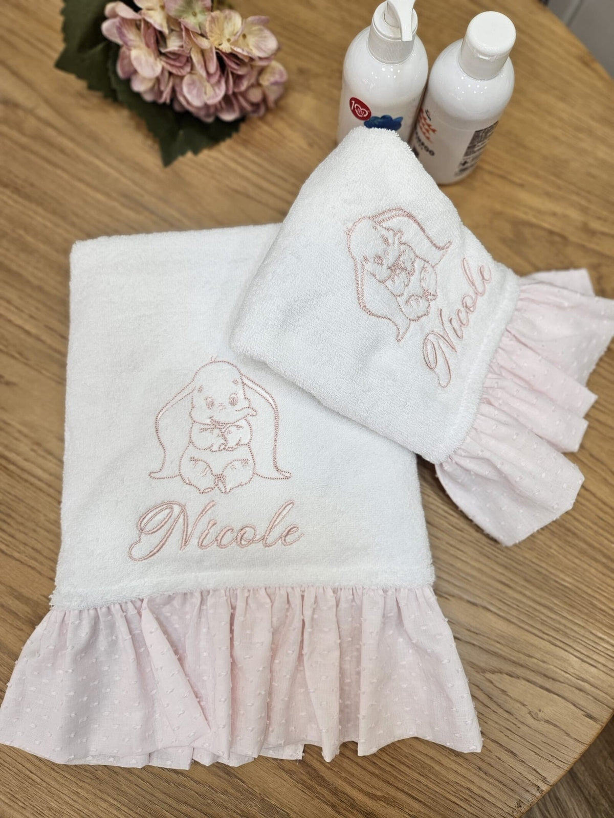 Coordinato da bagno in spugna di cotone con rouche in plumetis