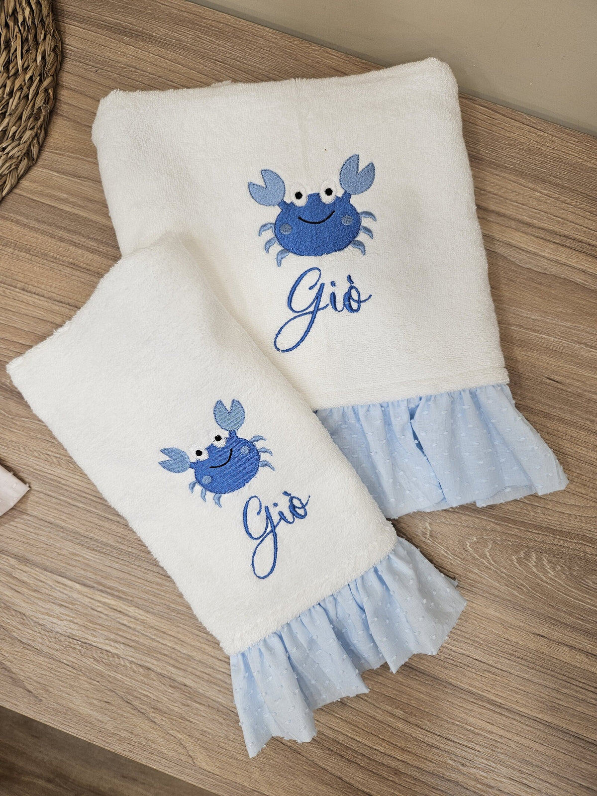 Coppia di asciugamani in spugna di cotone con rouche in plumetis