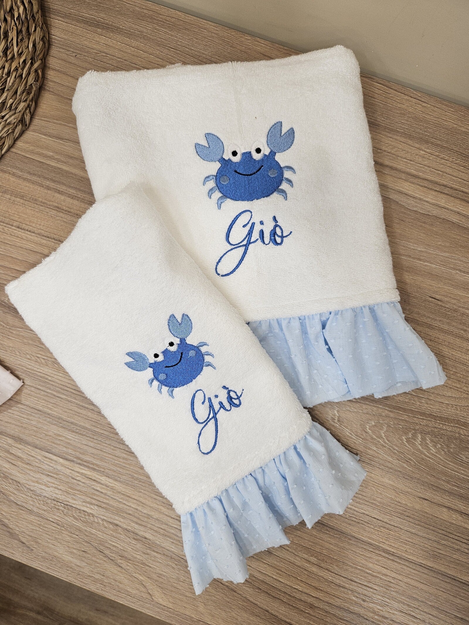 Coppia di asciugamani in spugna di cotone con rouche in plumetis