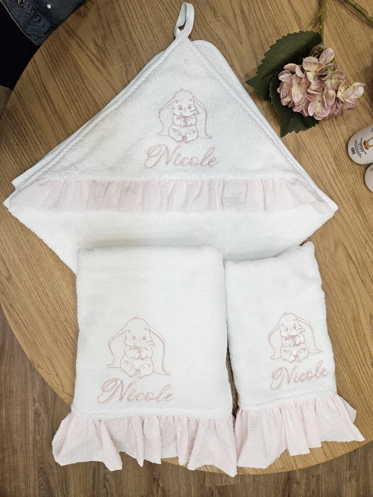 Coppia di asciugamani in spugna di cotone con rouche in plumetis