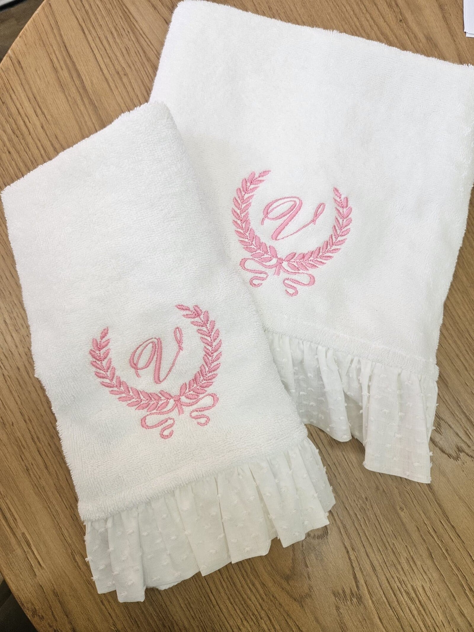 Coppia di asciugamani in spugna di cotone con rouche in plumetis