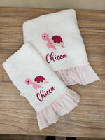 Coppia di asciugamani in spugna di cotone con rouche in plumetis