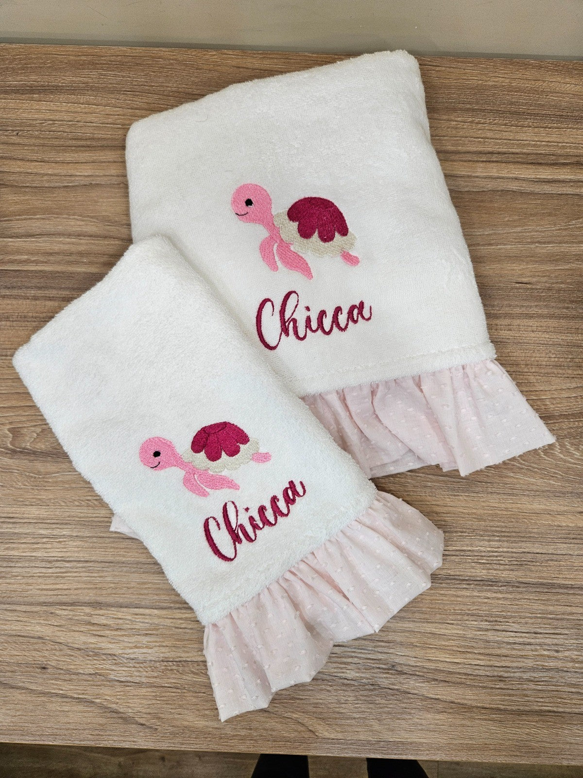 Coppia di asciugamani in spugna di cotone con rouche in plumetis