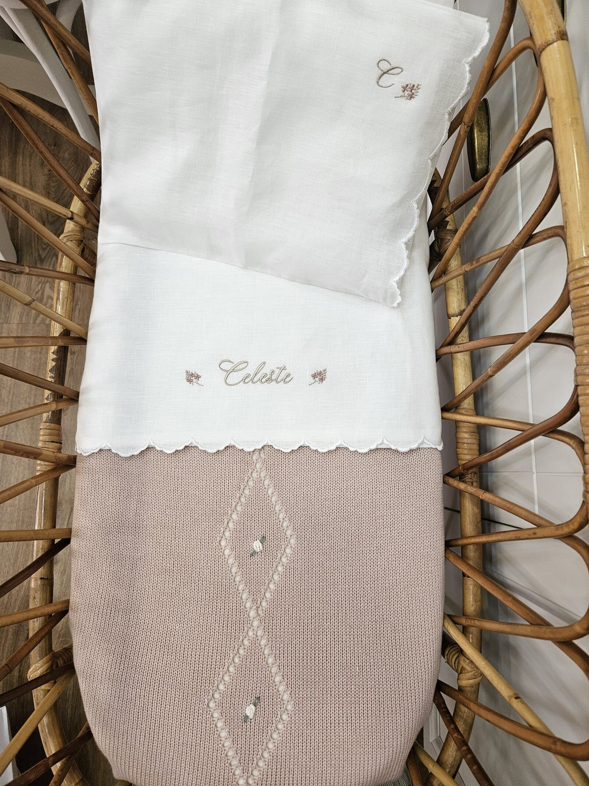 Copertina neonato in lana con traforo centrale e fiorellini