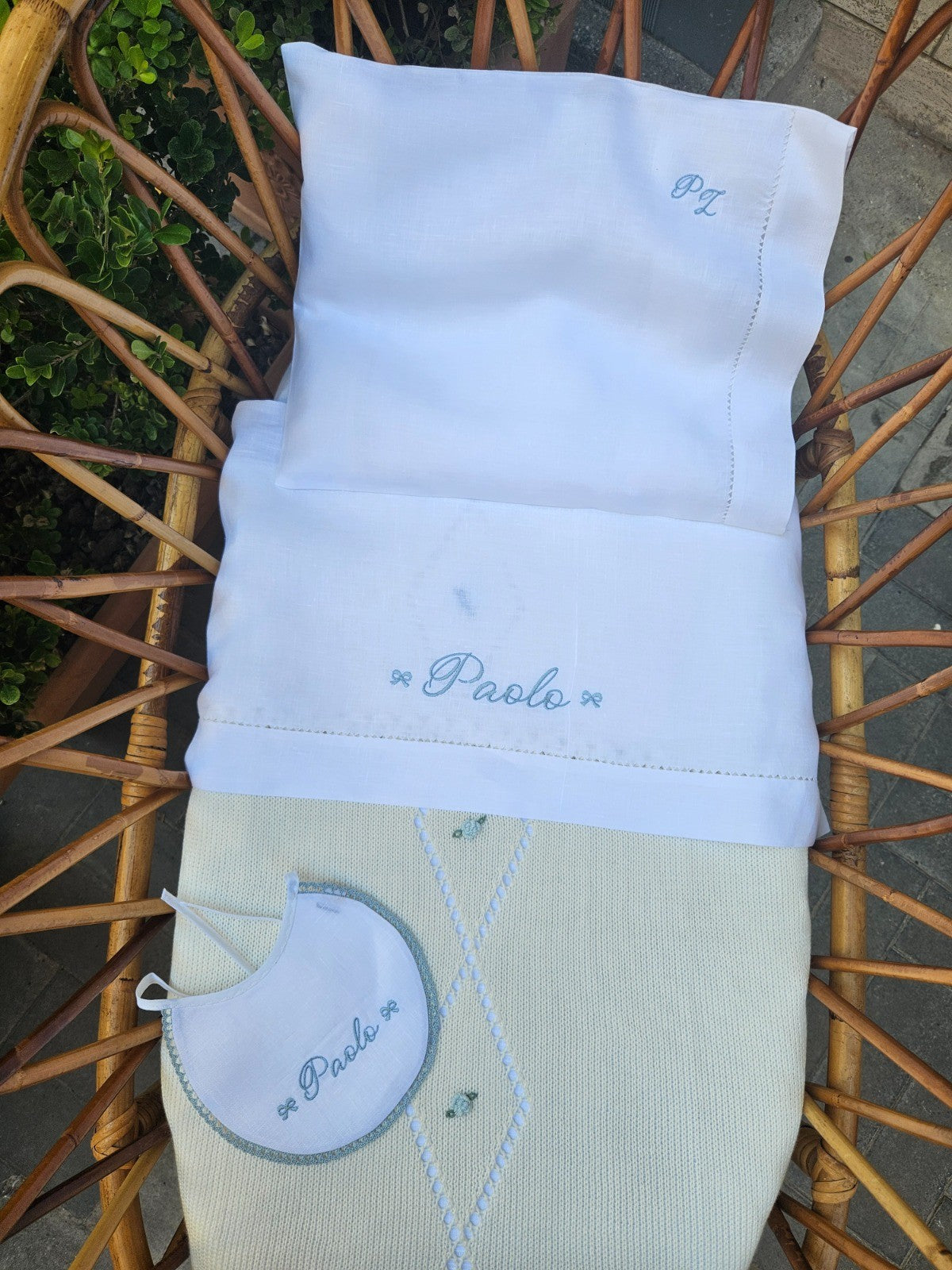 Copertina neonato in lana con traforo centrale e fiorellini